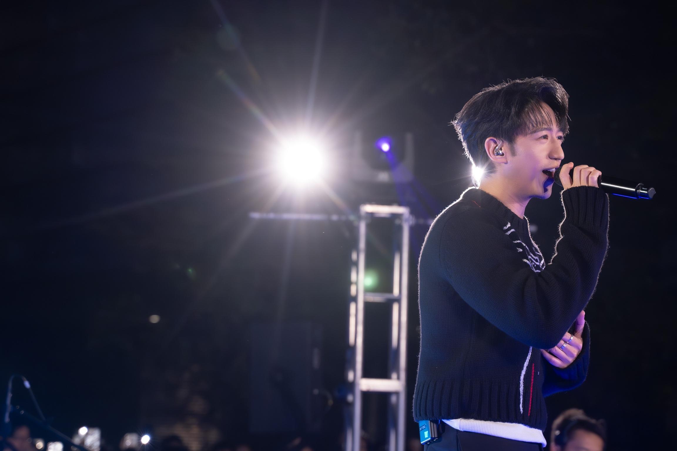 Jay Fung於海傍開騷。