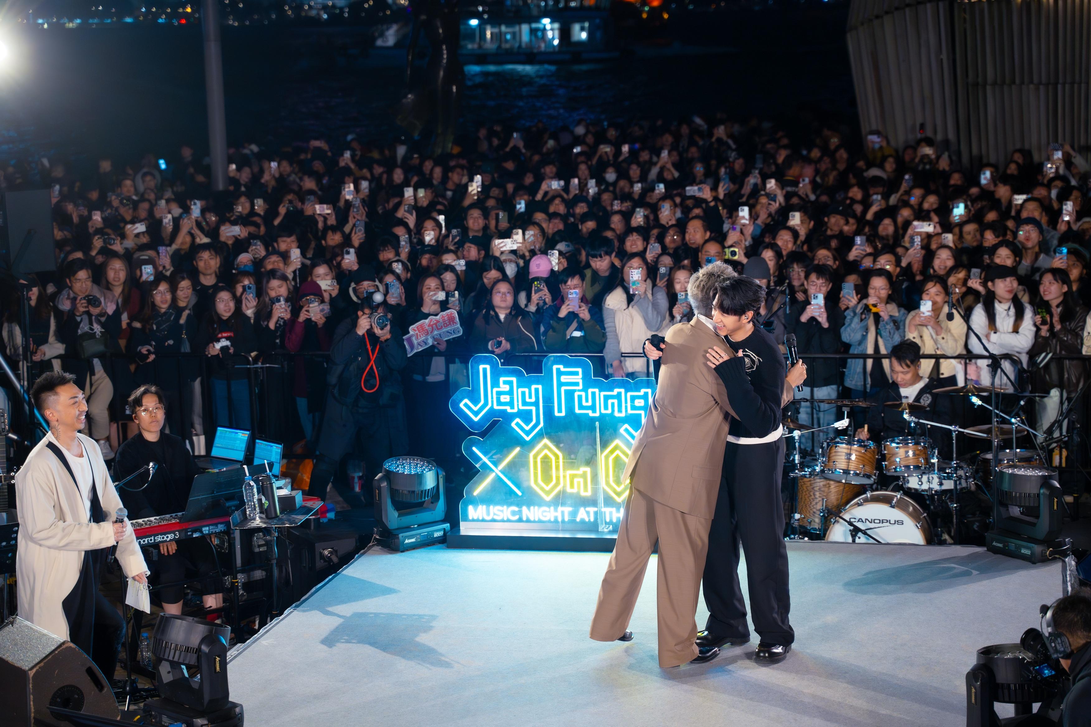 陳健安與Jay Fung擁抱,互相勉勵。