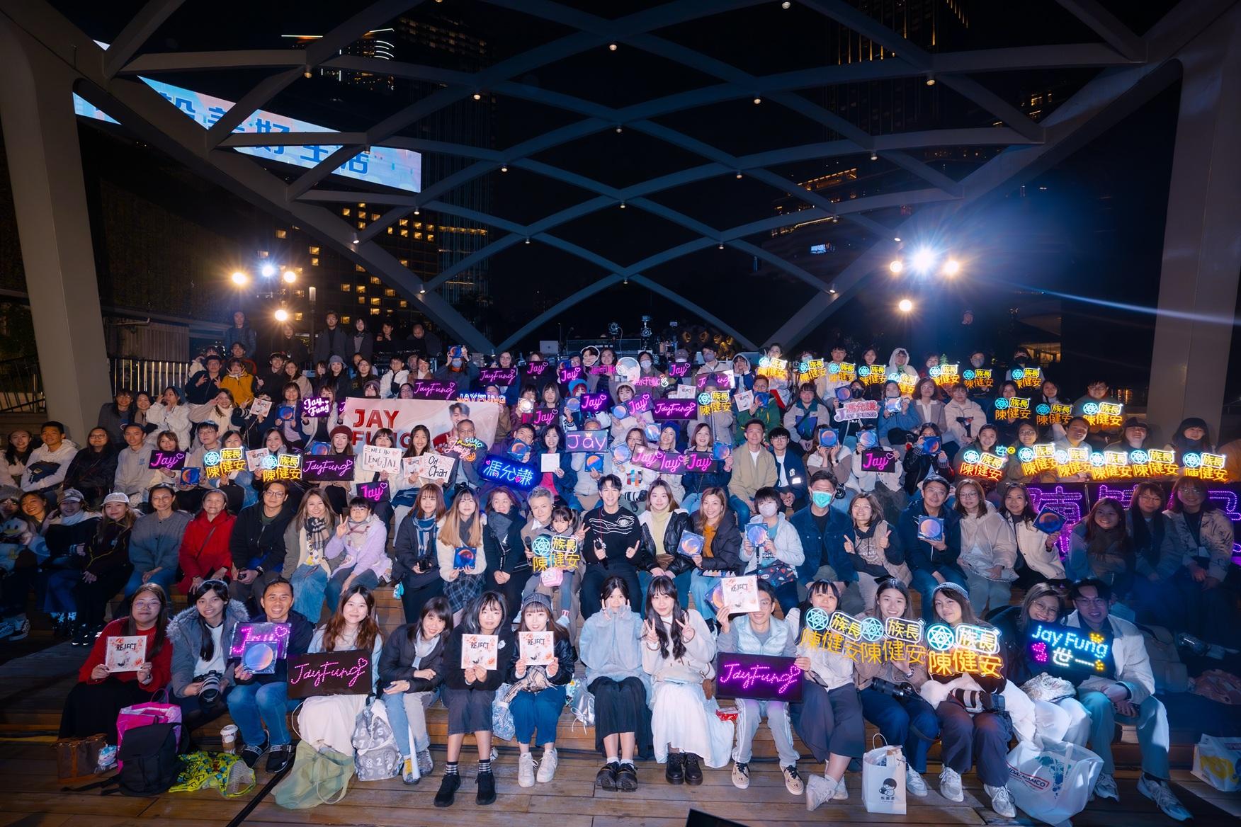 Jay Fung和陳健安於尖東海傍開騷,獲大批歌迷支持。