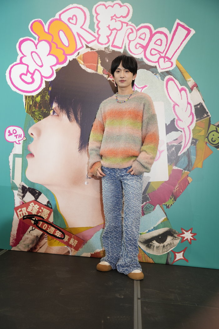 邱鋒澤於沙田舉行簽唱會。