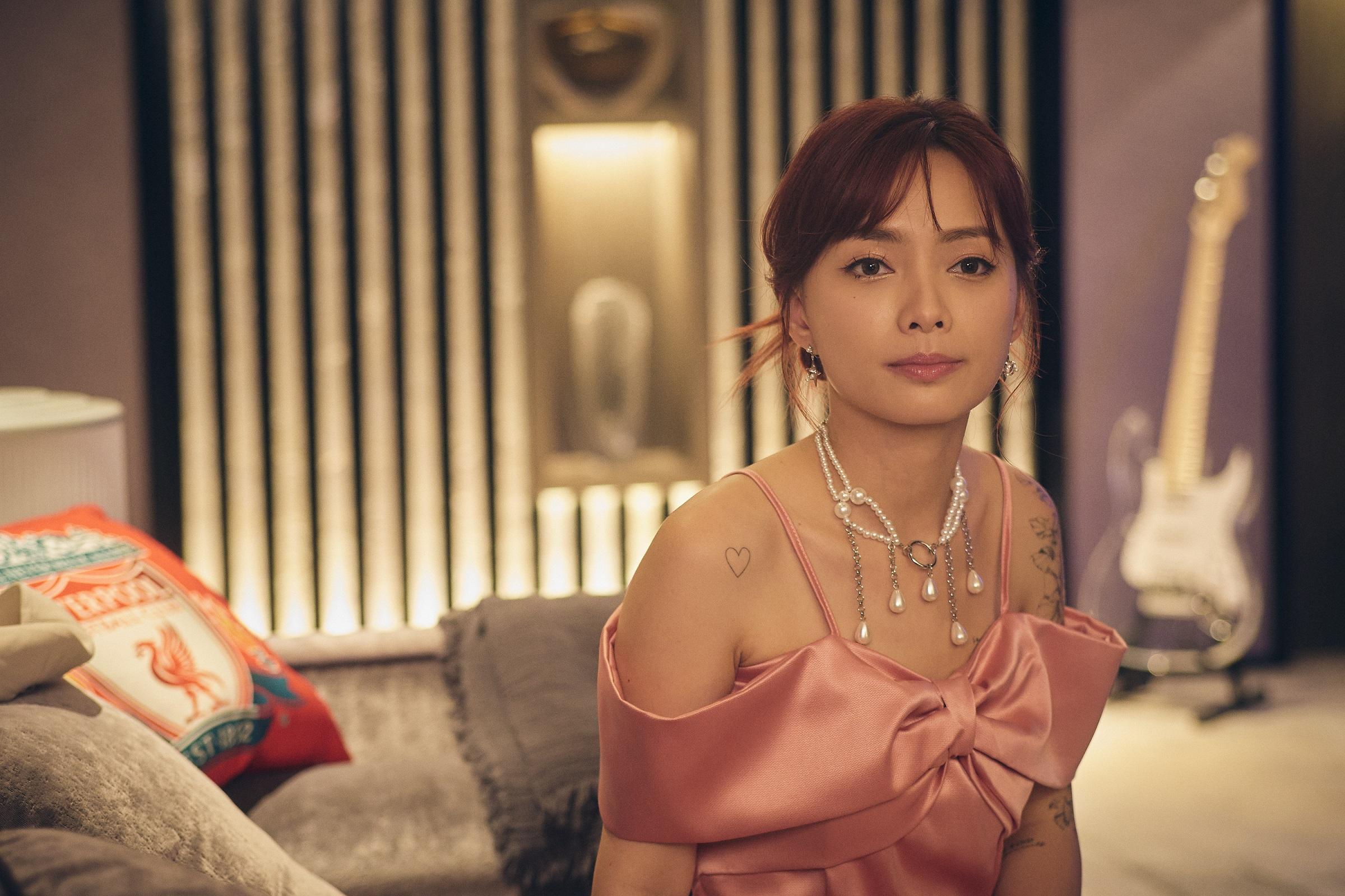 鍾卓穎演女歌手。(港版《無用的謊言》劇照)