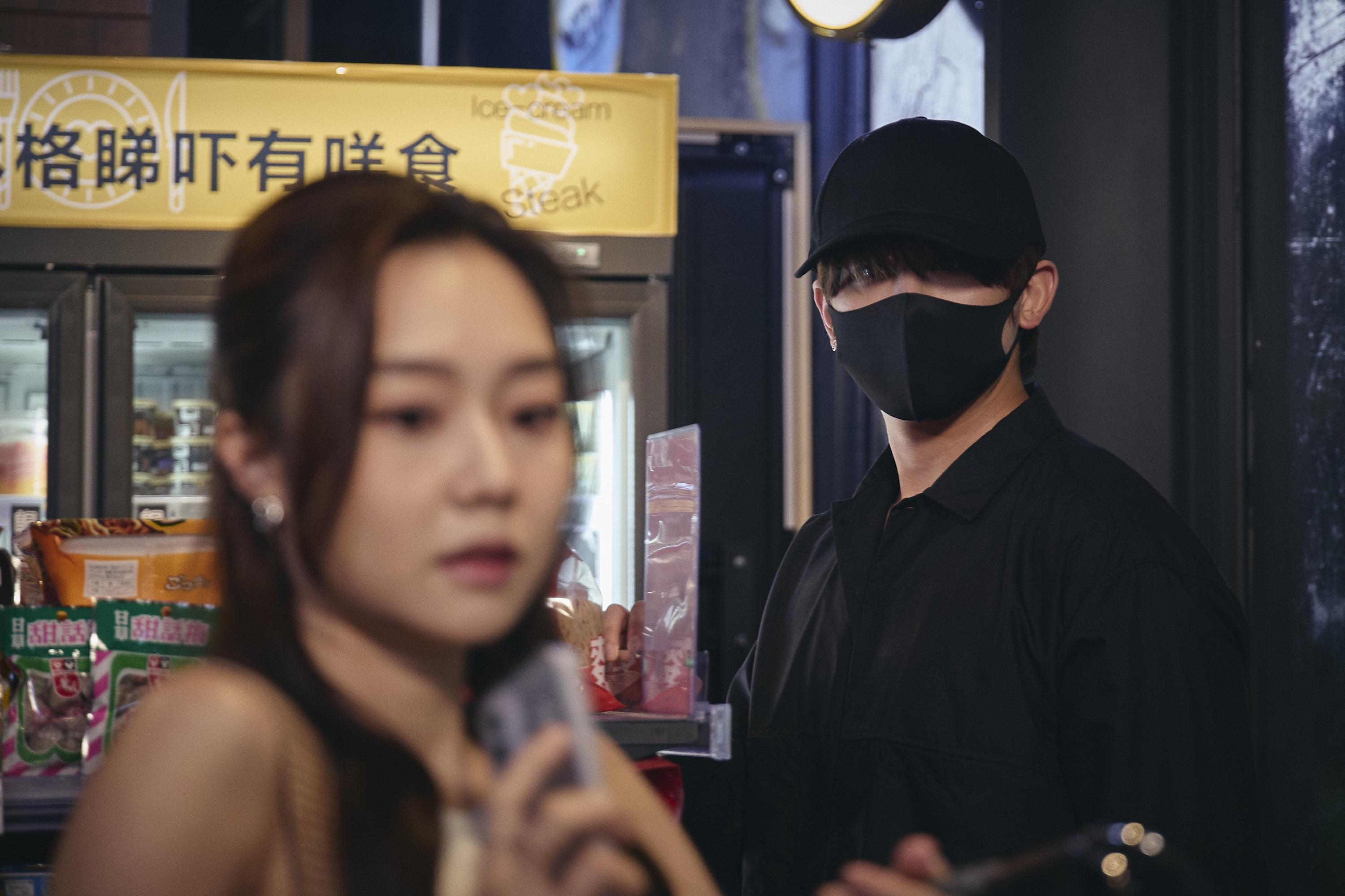 姜濤與Yoyo在劇中相隔5年重遇。(港版《無用的謊言》劇照)