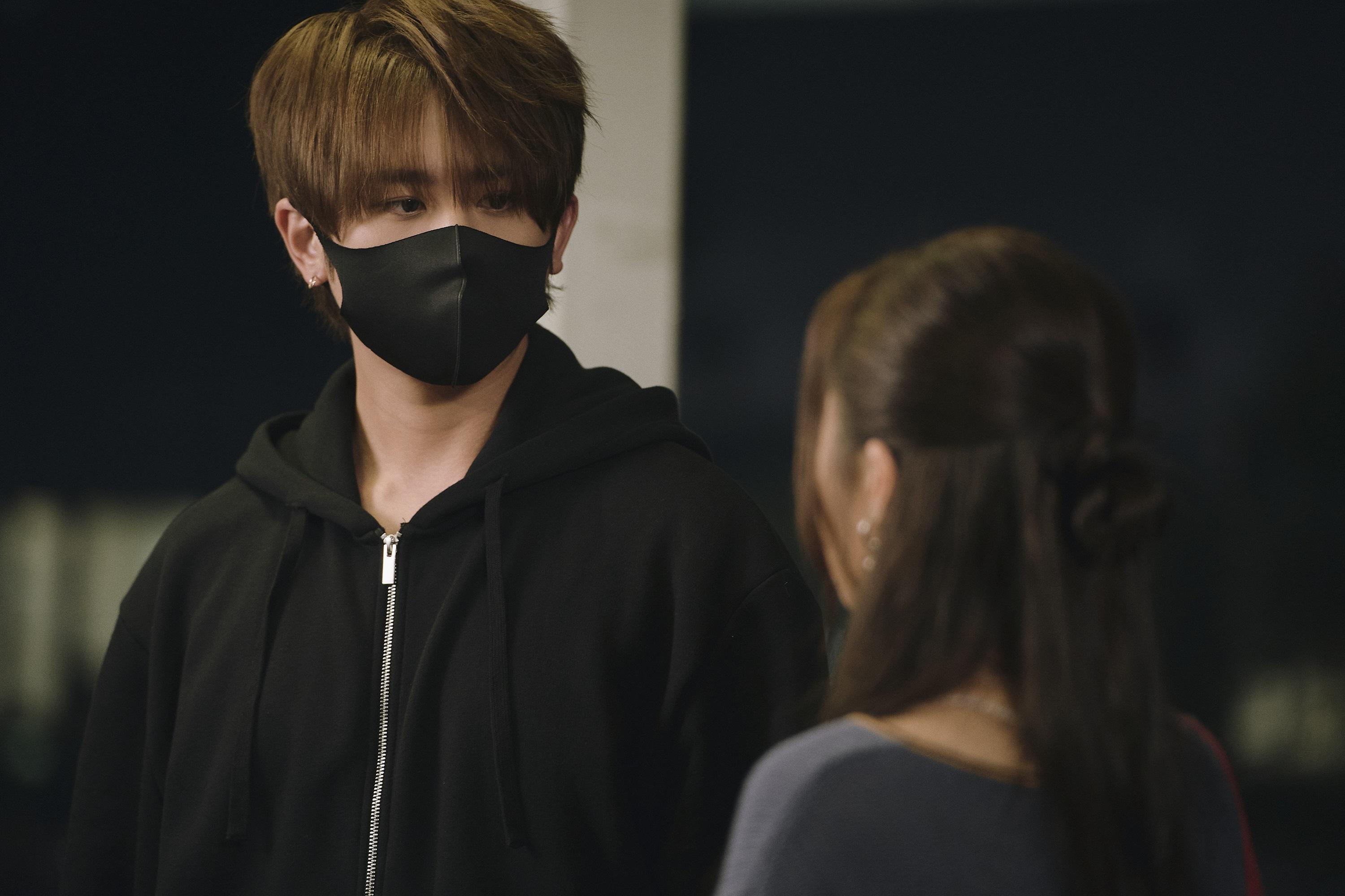 姜濤演從不公開露面的神秘作曲家,是Yoyo的新鄰居。(港版《無用的謊言》劇照)