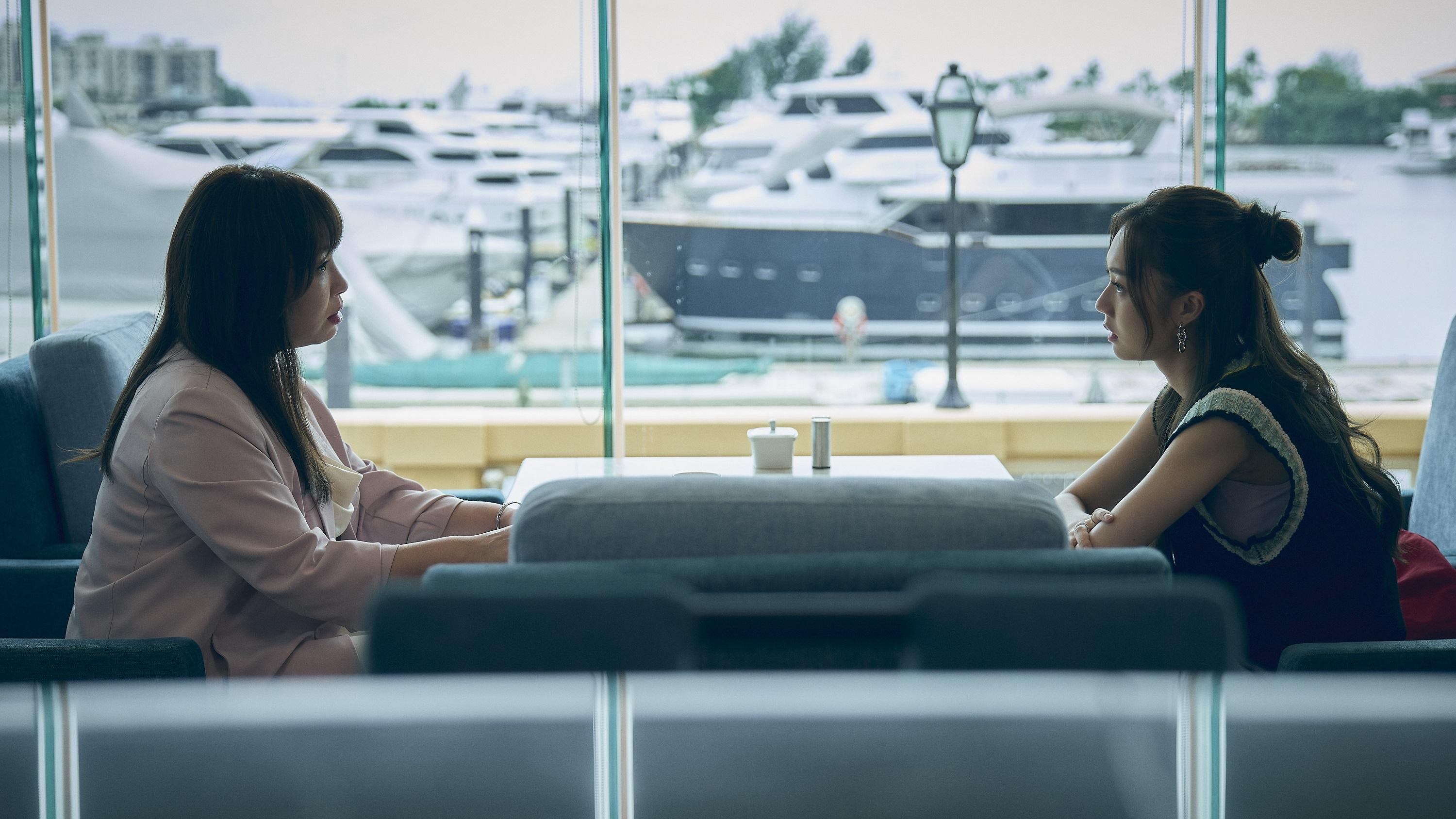 Yoyo與蝦頭演母女。(港版《無用的謊言》劇照)