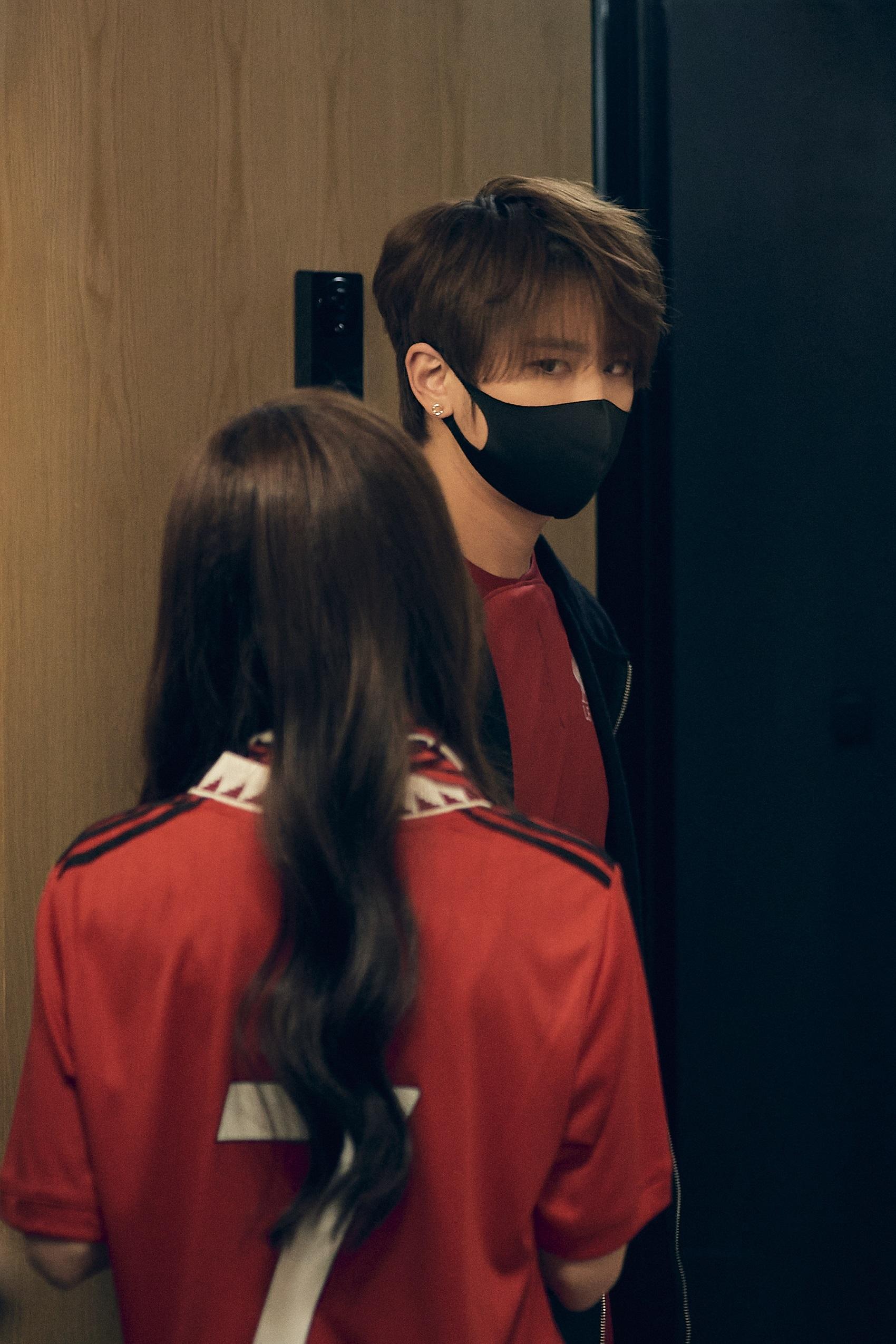 姜濤演從不公開露面的神秘作曲家,是Yoyo的新鄰居。(港版《無用的謊言》劇照)