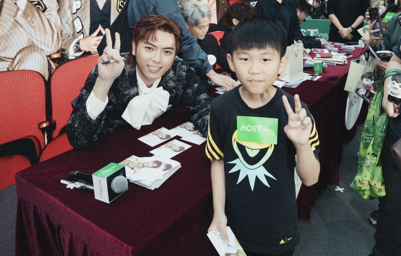 四子為粉絲逐一簽名,近距離接觸。