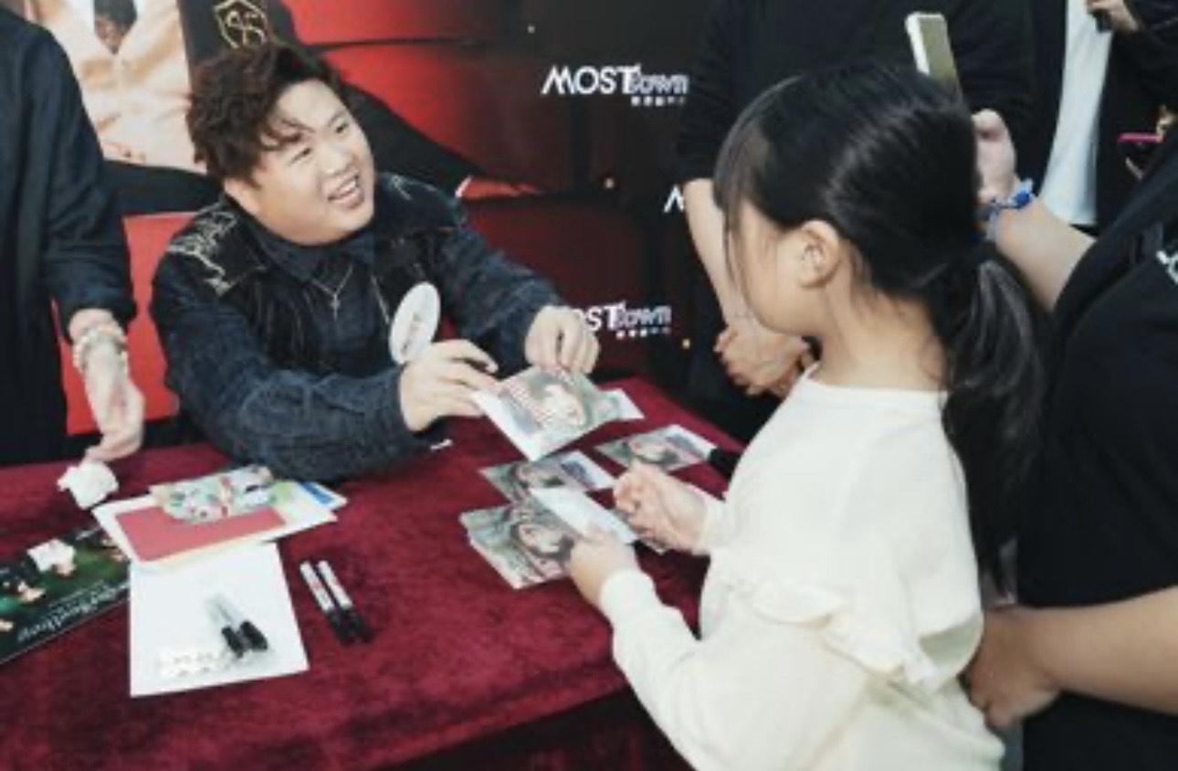 簽唱會獲數百名「錯粉」支持,有歌迷更一大清早便已在場內守候,場面十分墟冚。