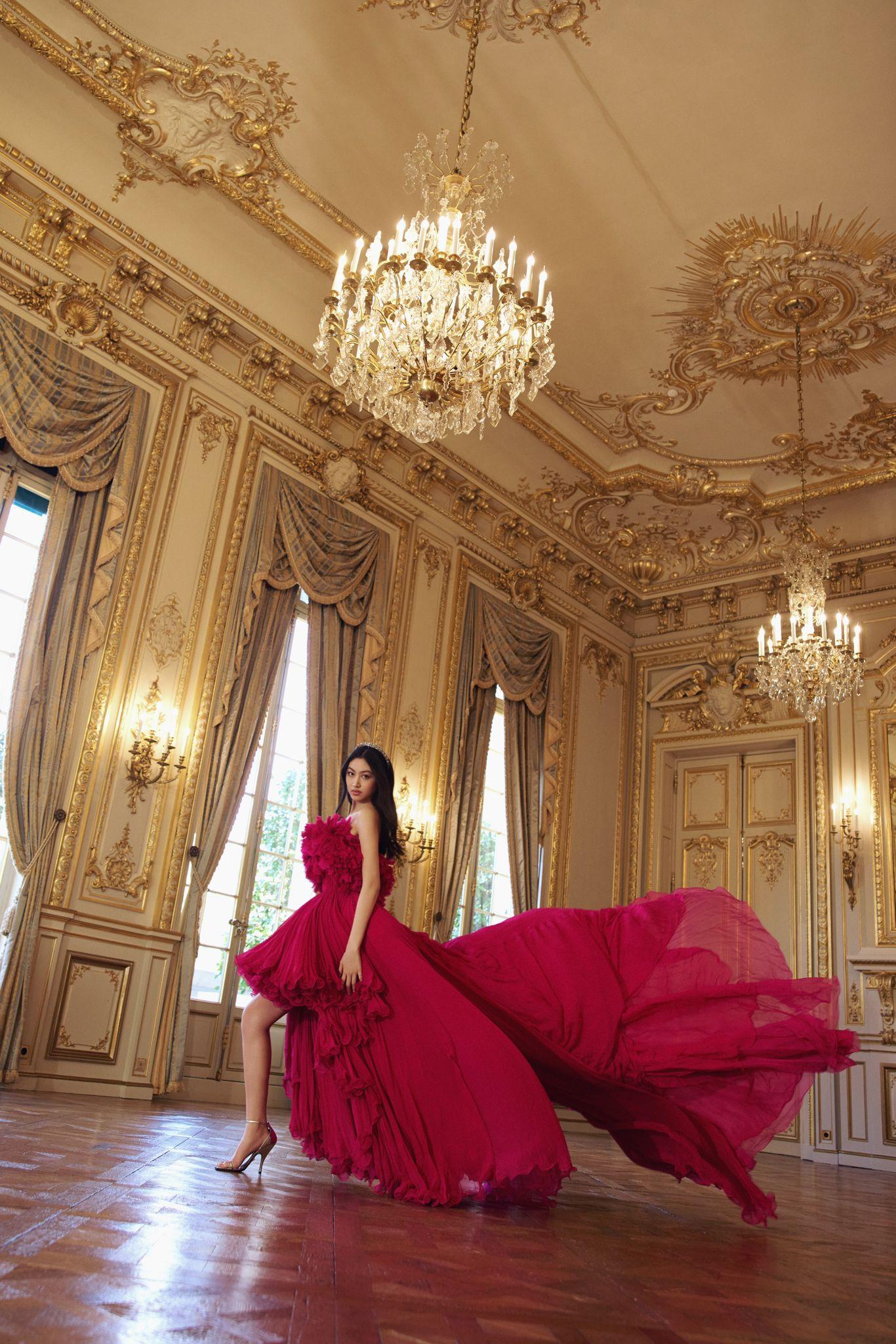 19歲任晴佳穿上紅色的Giambattista Valli高級訂造服,明亮照人。