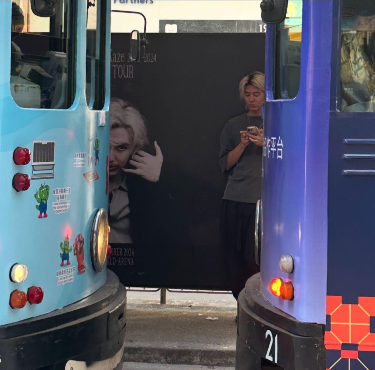 藤井風專誠到自己位於灣仔的電車站廣告板拍照留念。