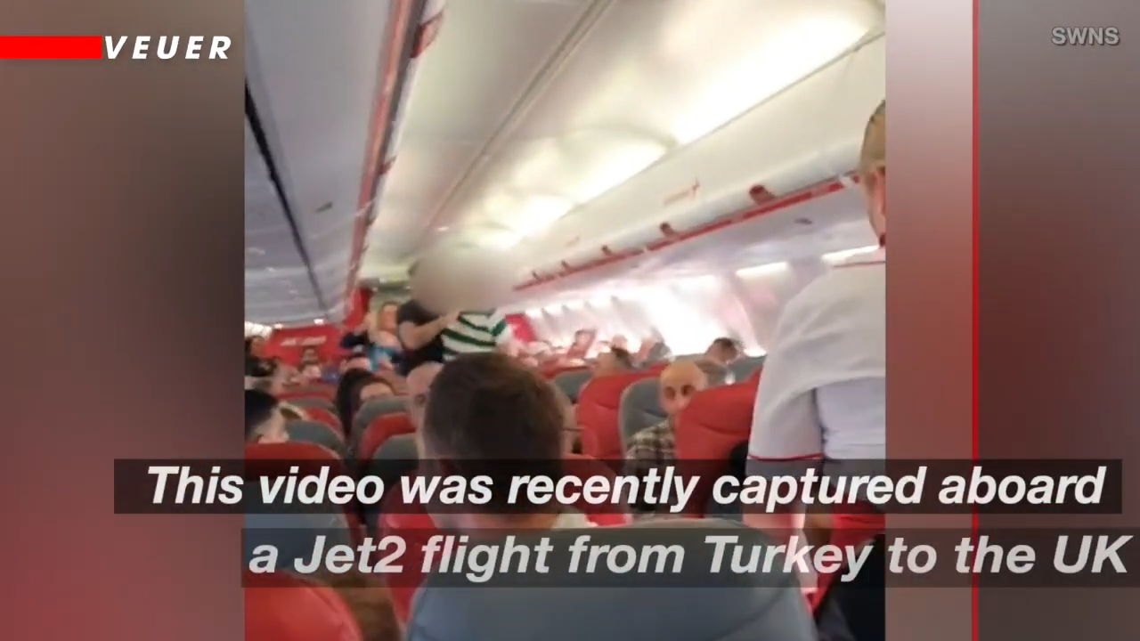 飛機MMA︱兩醉漢在走廊上初時口角,繼而動武。