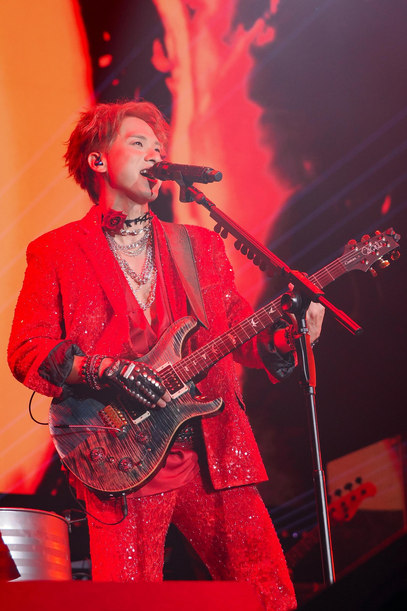 周吉佩以紅色rock爆look登場,化身Band友炸爆舞台。