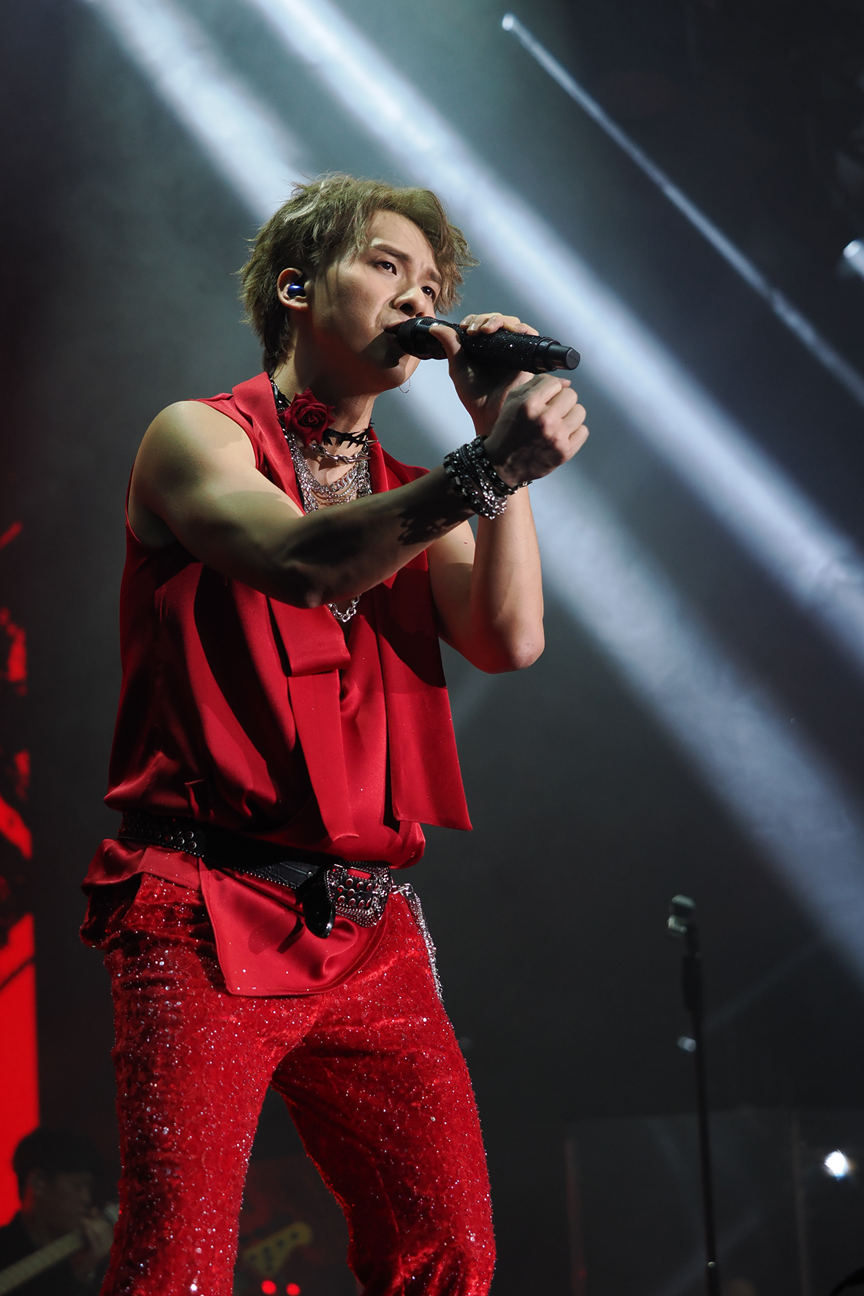 周吉佩以紅色rock爆look登場,化身Band友炸爆舞台。