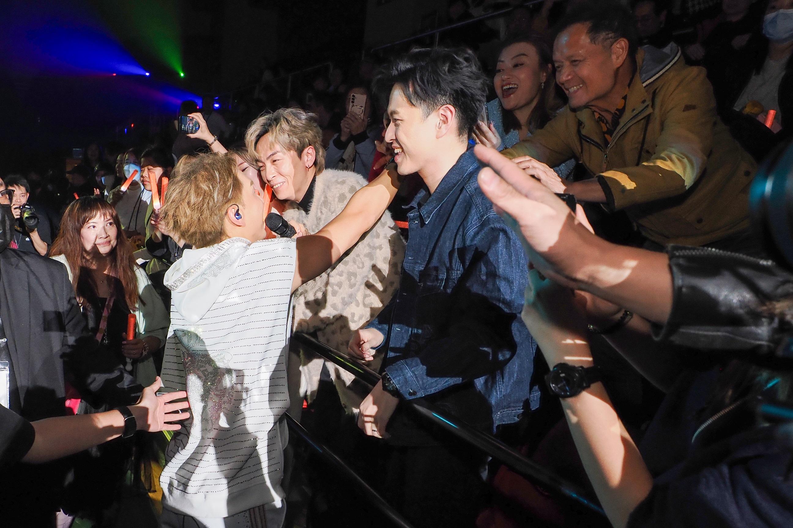 周吉佩走到台下與覯眾近距離接觸。