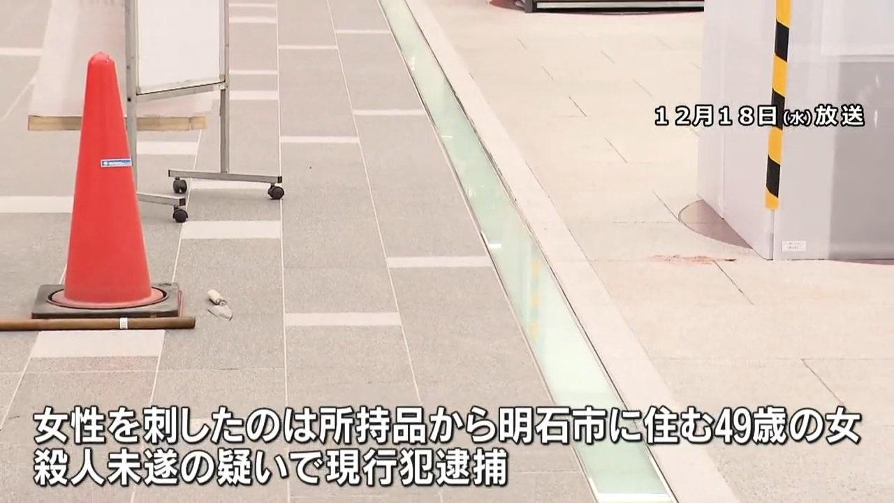 現場遺下血跡及刀具。(新聞截圖)