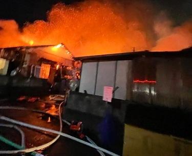 日本千葉一處住宅區發生大火。(網上圖片)