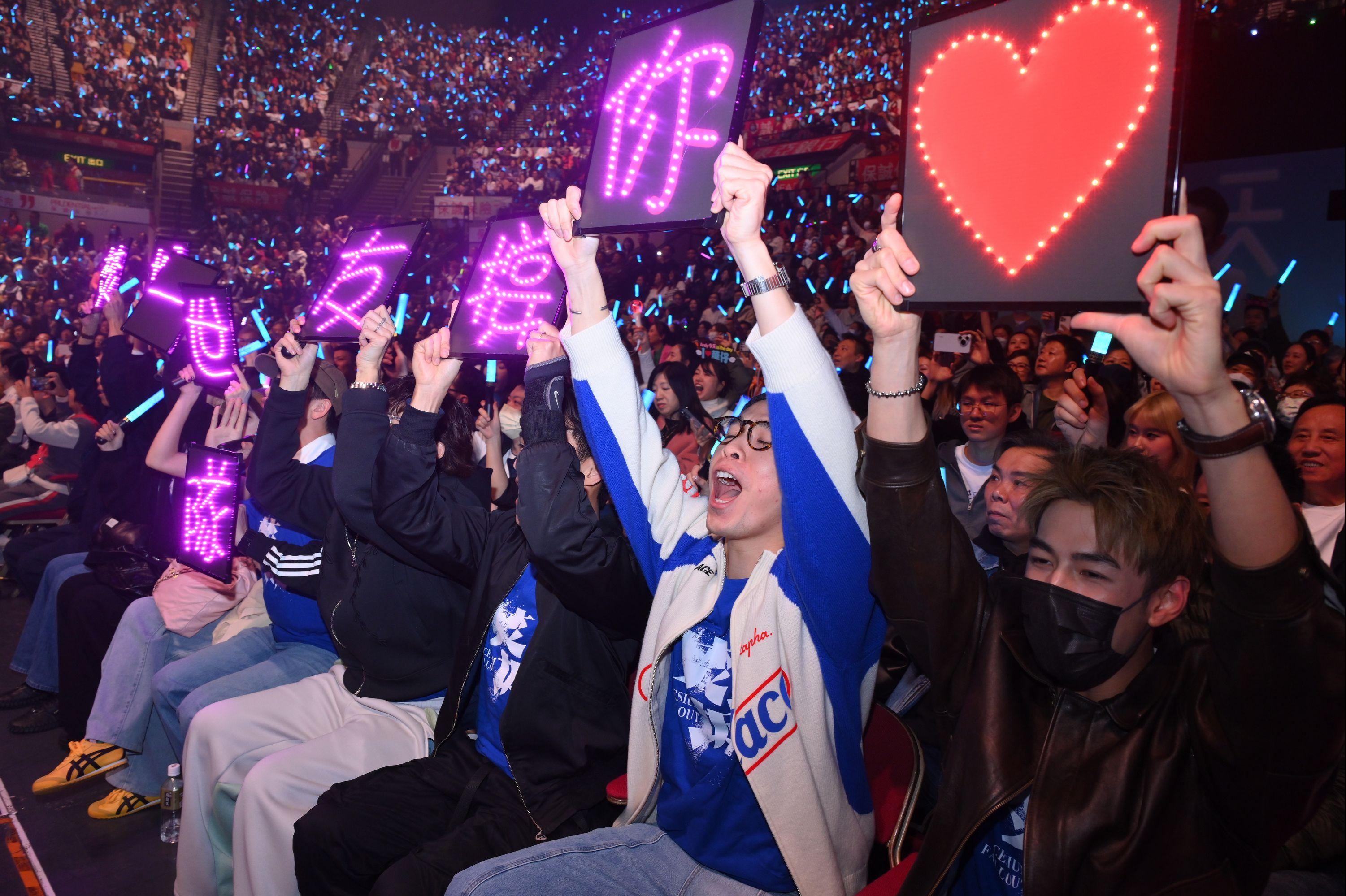 Louise、Fish、Dee、Jeffrey、阿炳、Locker、黃愷𠎀、許恩怡高舉「焚城一世隊友撐你」燈牌,給台上的華仔帶來驚喜。