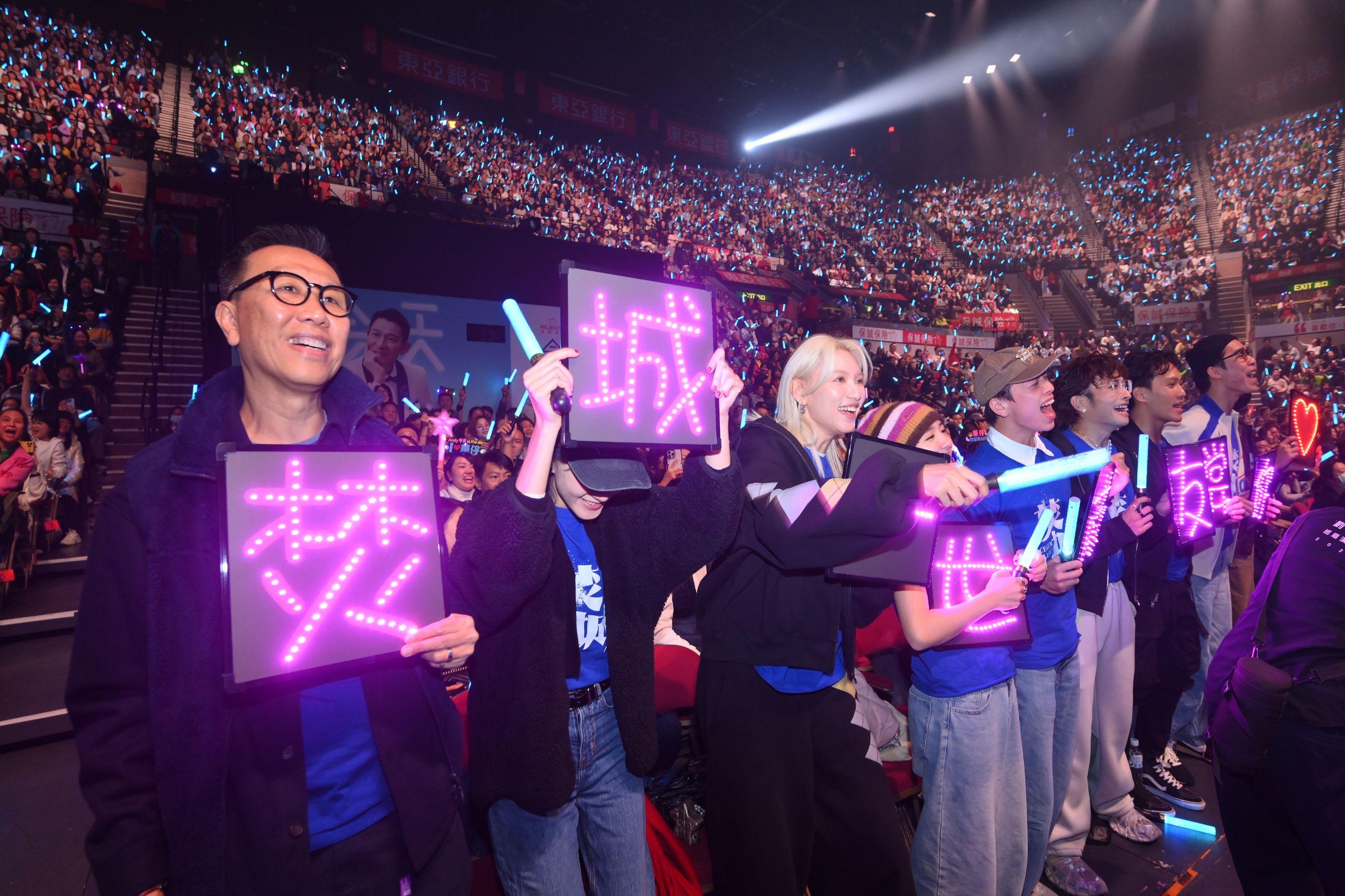 Louise、Fish、Dee、Jeffrey、阿炳、Locker、黃愷𠎀、許恩怡高舉「焚城一世隊友撐你」燈牌,給台上的華仔帶來驚喜。