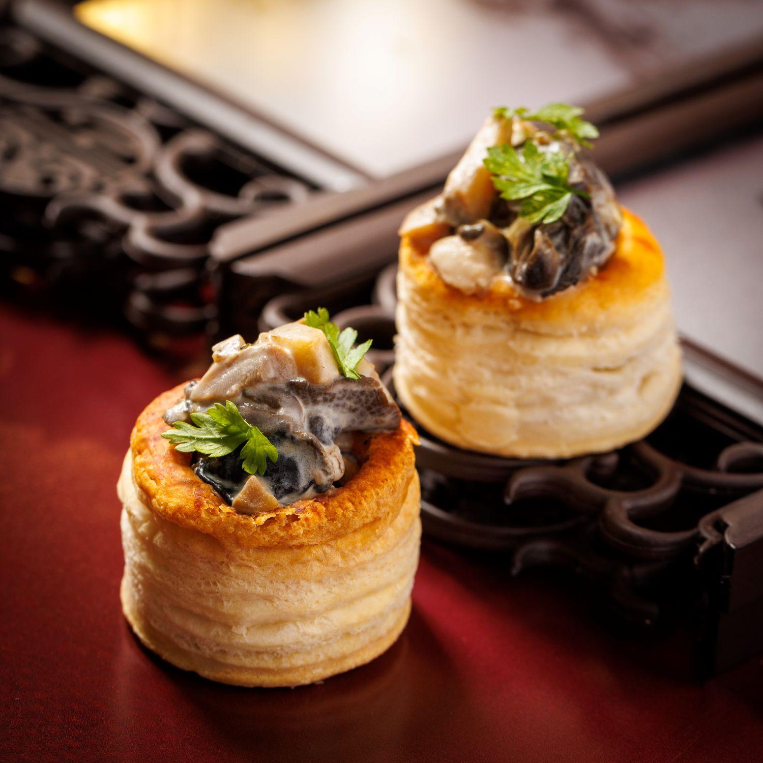 田螺磨菇酥皮盒 金黃酥脆的酥皮包著田螺和香菇,口感豐富。