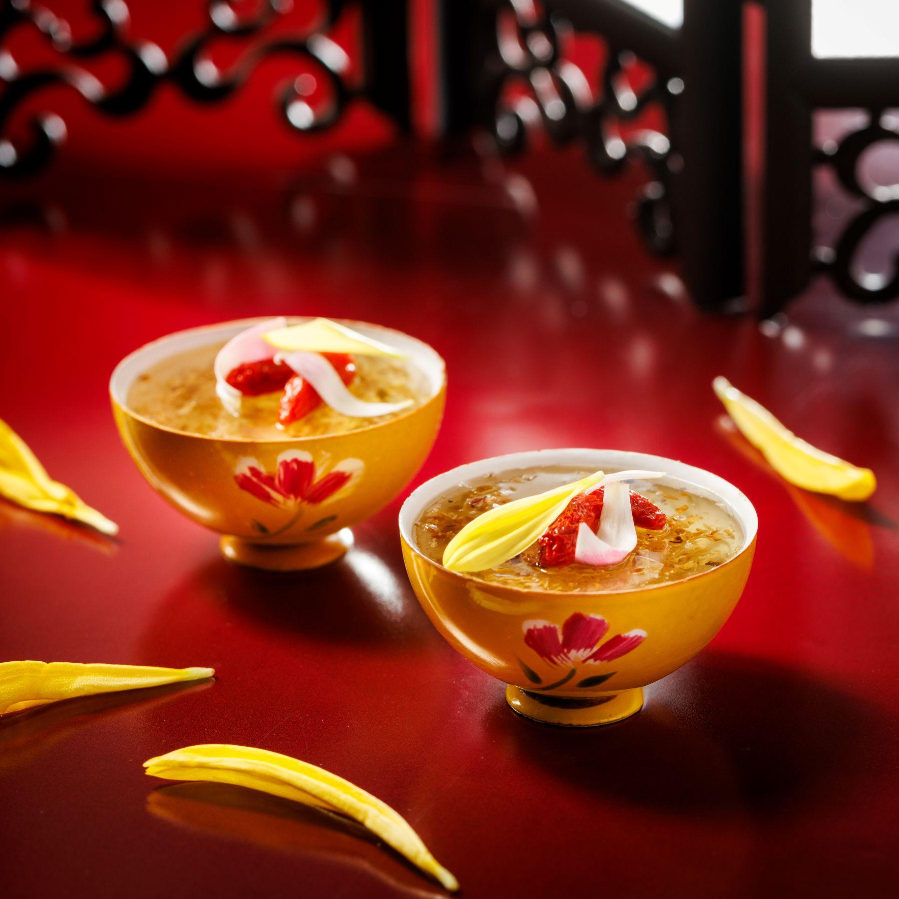 杞子桂花杯 把清甜的杞子桂花啫喱釀入朱古力杯子,以人手彩繪花卉圖案裝飾。