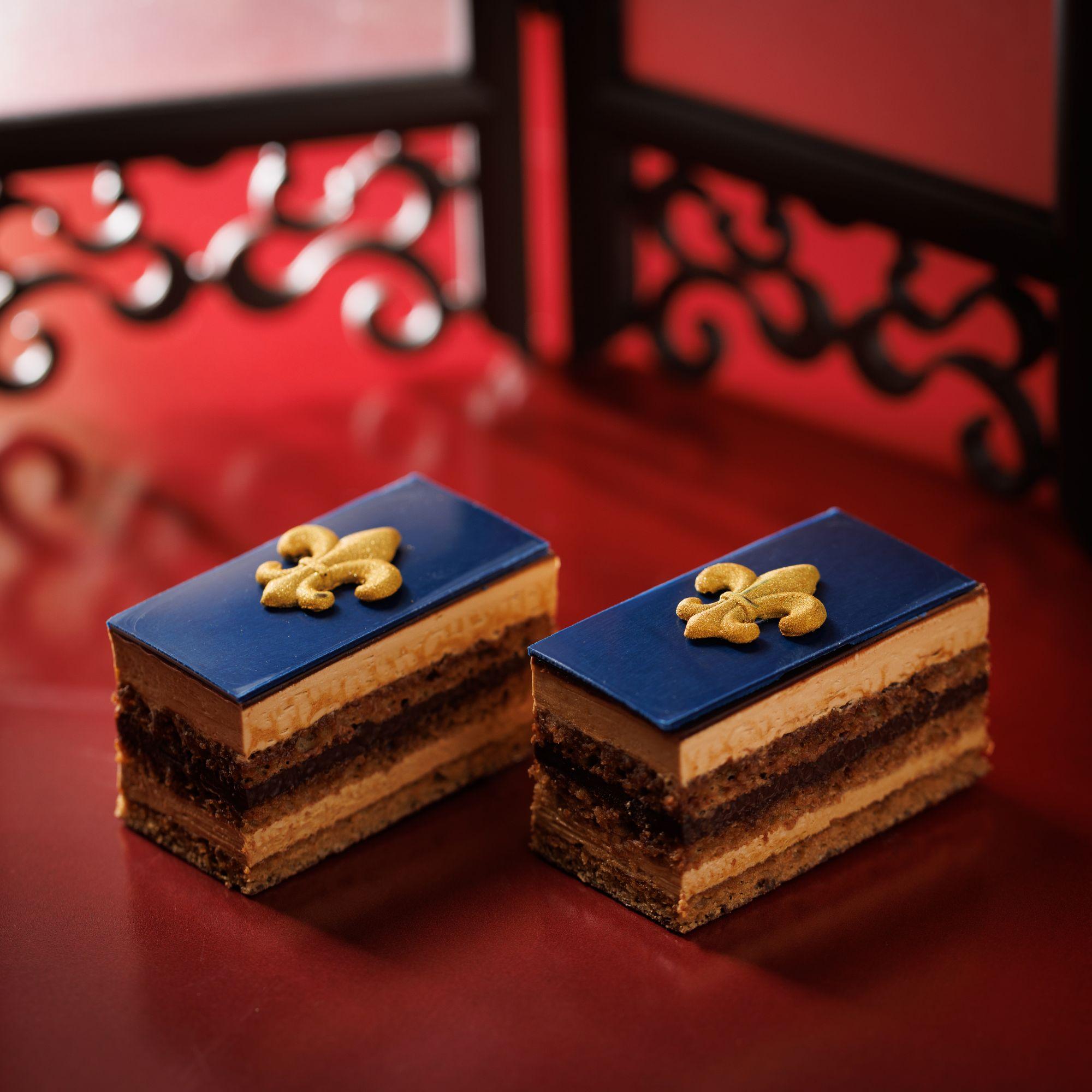 招牌歌劇院蛋糕 以70%朱古力醬、咖啡忌廉、浸泡特濃咖啡的杏仁海綿蛋糕及金箔朱古力片組成,八層蛋糕纖薄比例精準。