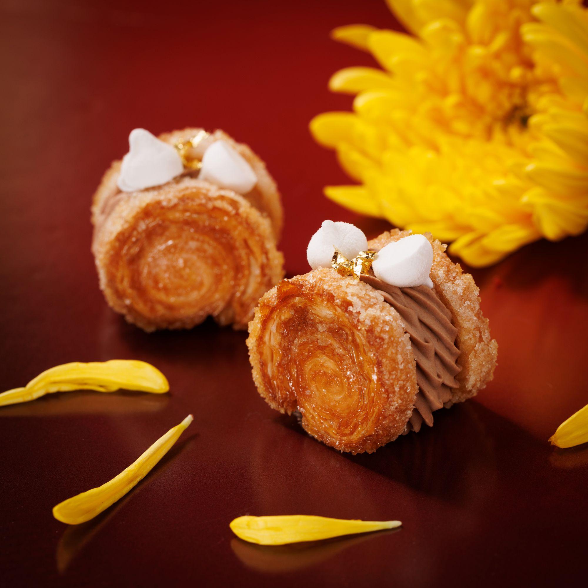 栗子千層酥 鬆脆酥皮細緻輕盈,時令栗子內餡甘甜綿密。