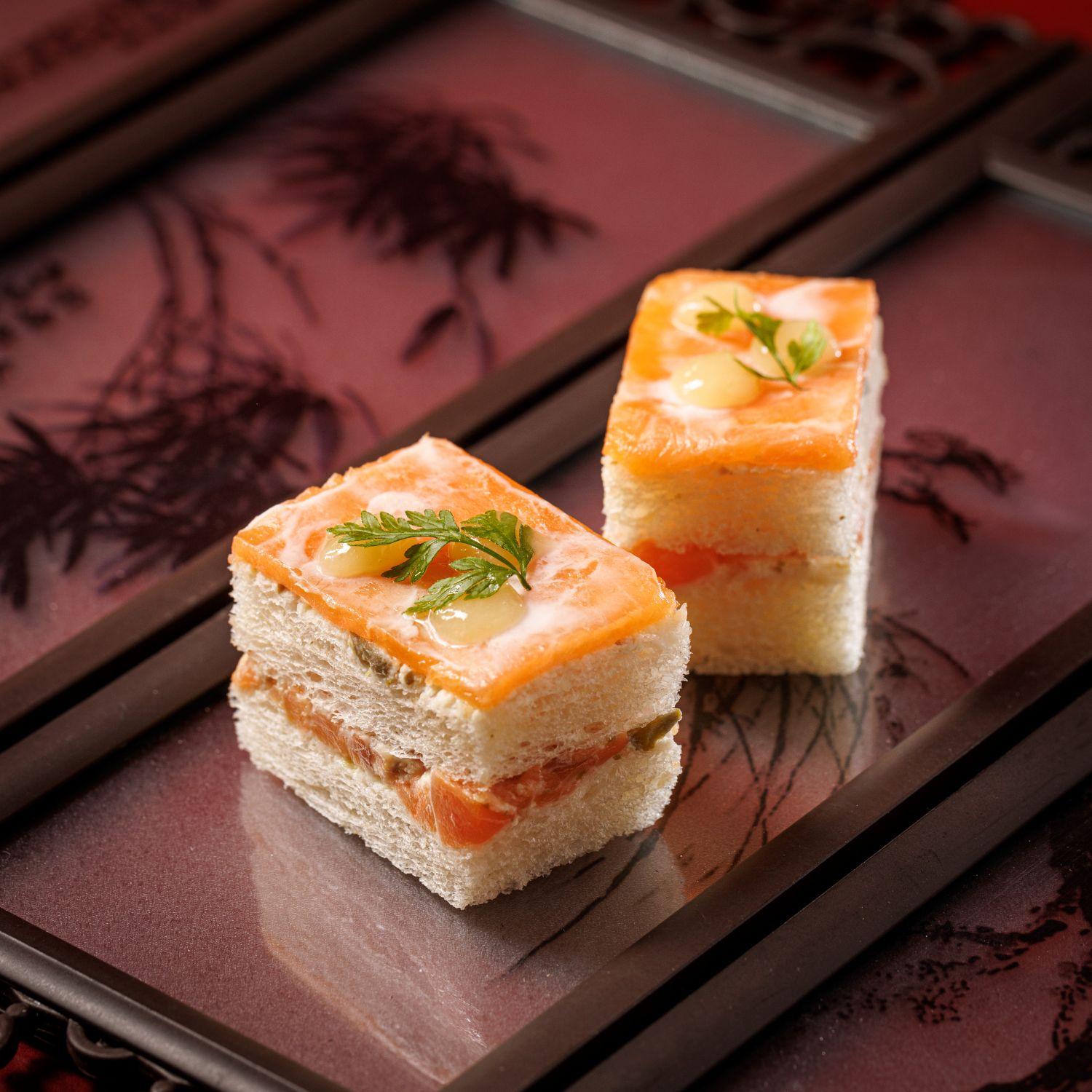 煙三文魚三文治 面層和夾心均有煙三文魚,吃下更有層次感。