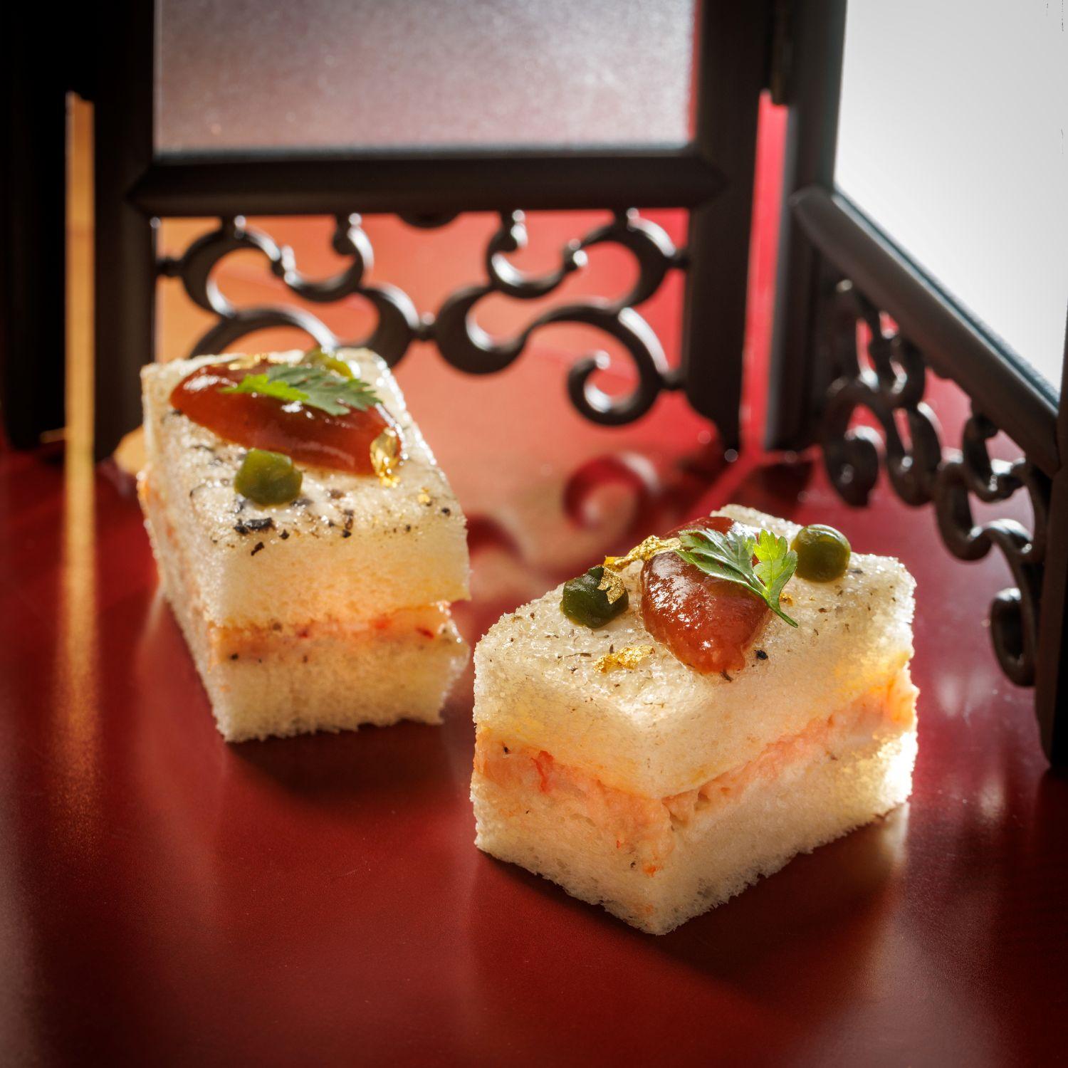 龍蝦松露三文治 柔軟的麵包結合了來自海洋的餽寶,即嫩滑的龍蝦,搭配松露。