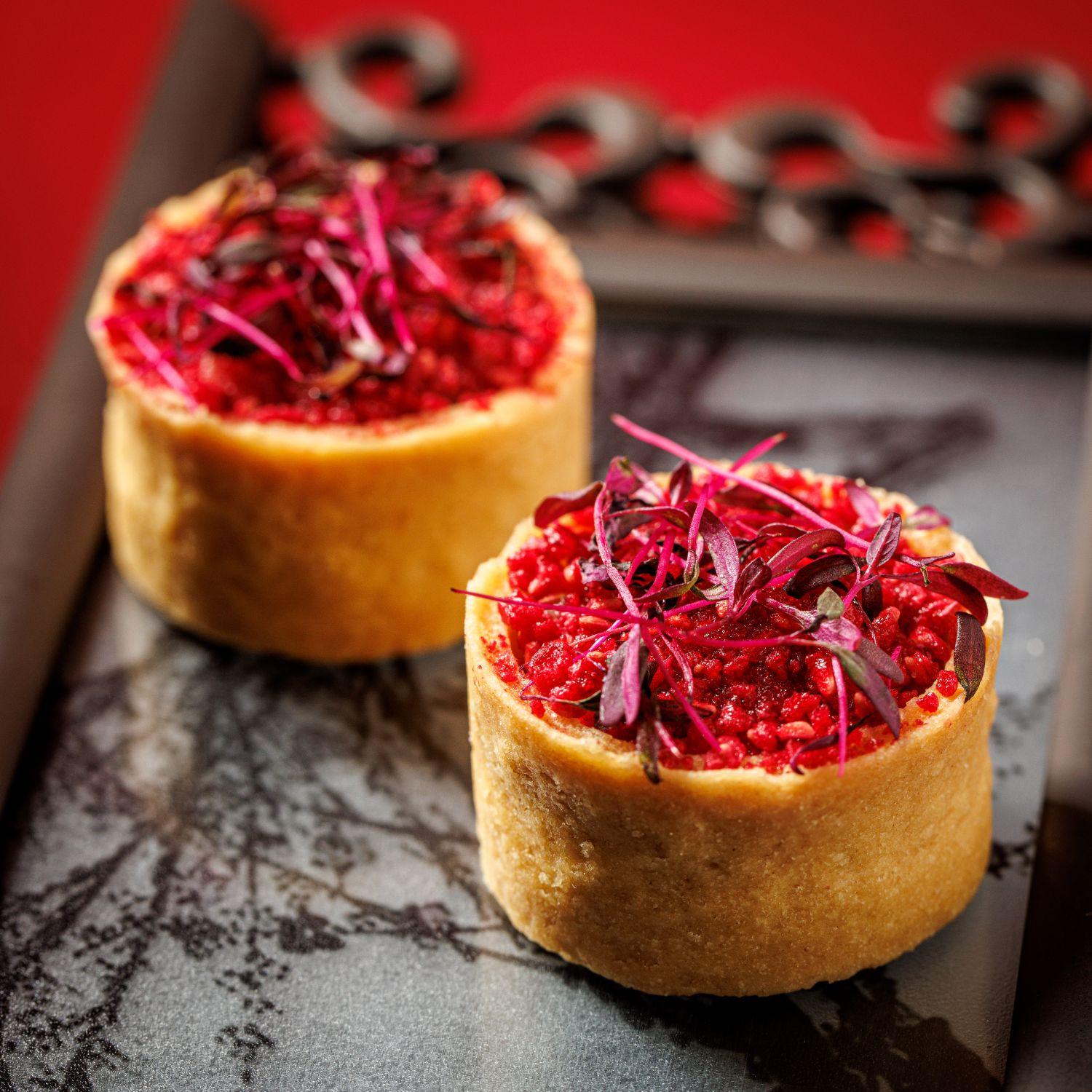 紅桑子鴨肝撻 絲滑的鴨肝搭配酸甜的紅桑子醬,中和鴨肝的膩口感。