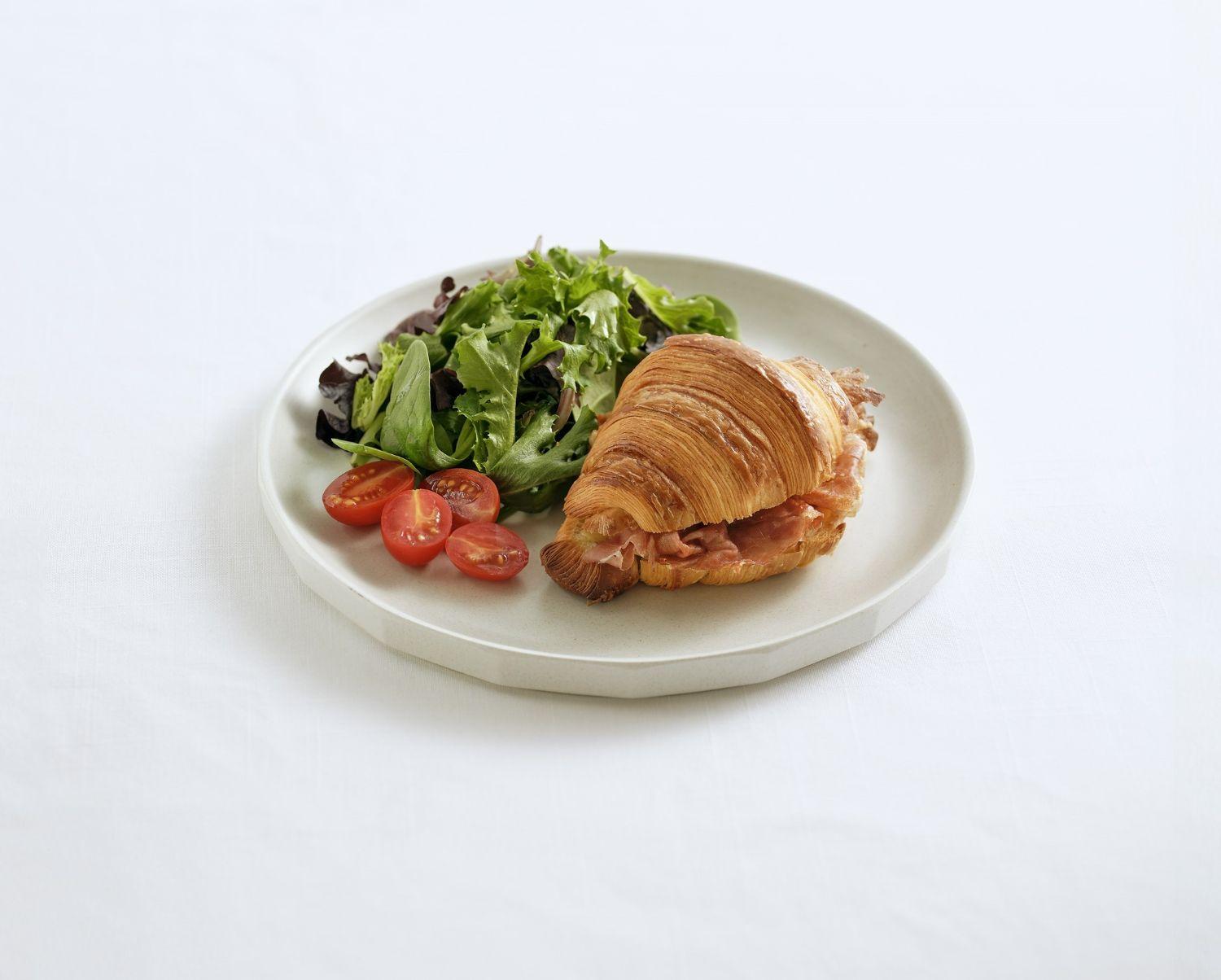 火腿芝士牛角包$78 配新鮮生菜和車厘茄,灑上黑椒和檸檬汁。