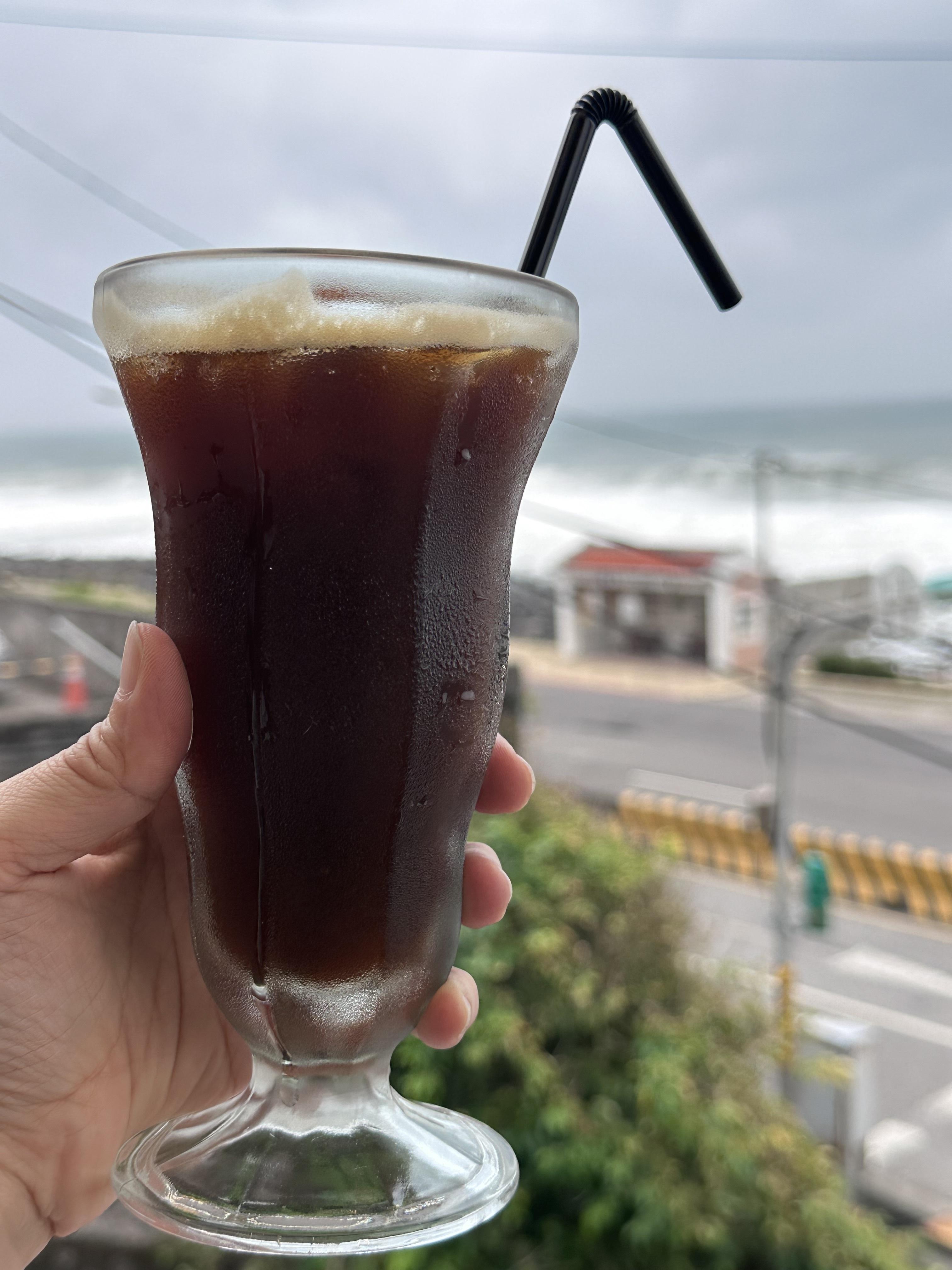 美式咖啡(NT$155),配太平洋壯麗海景一流