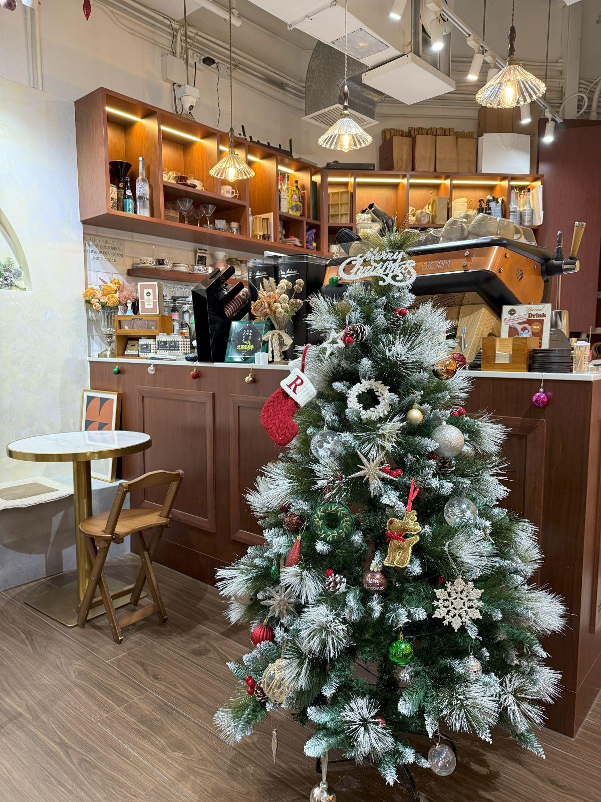店內掛滿聖誕裝飾,充滿節日氣氛。