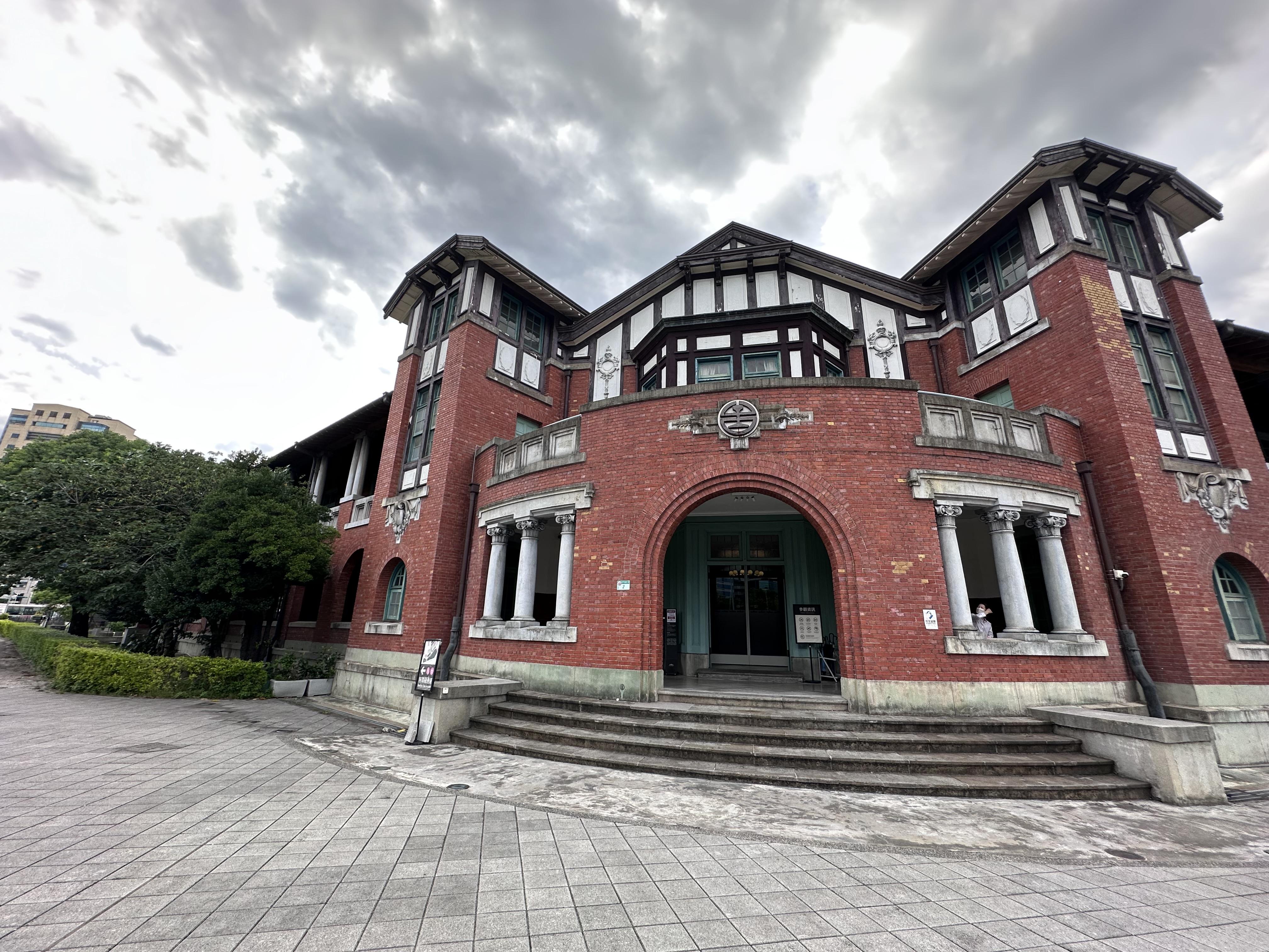 紅磚半木構造的「鐵道部本廳舍」,採用大量阿里山檜木打造。