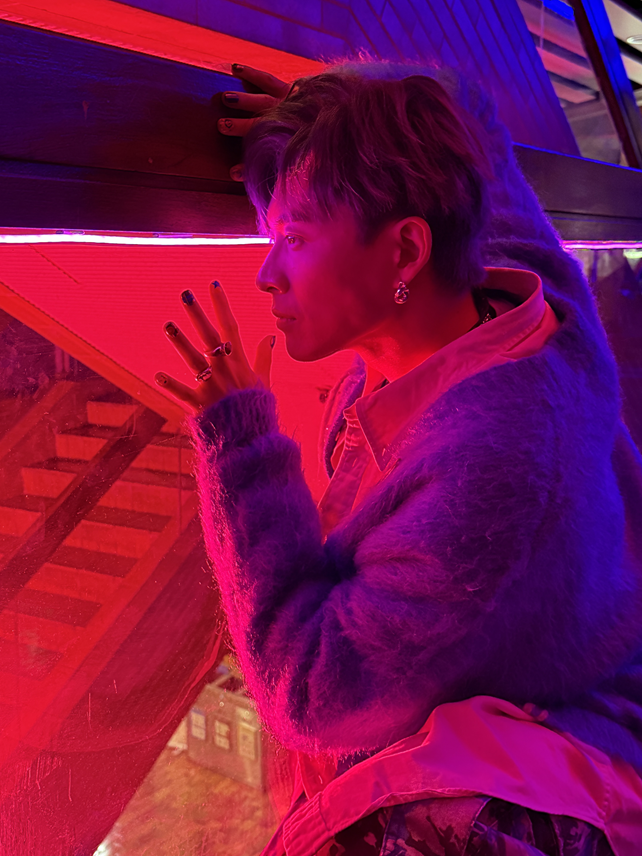 Frankie為小組歌《FING!》練習electro dance。