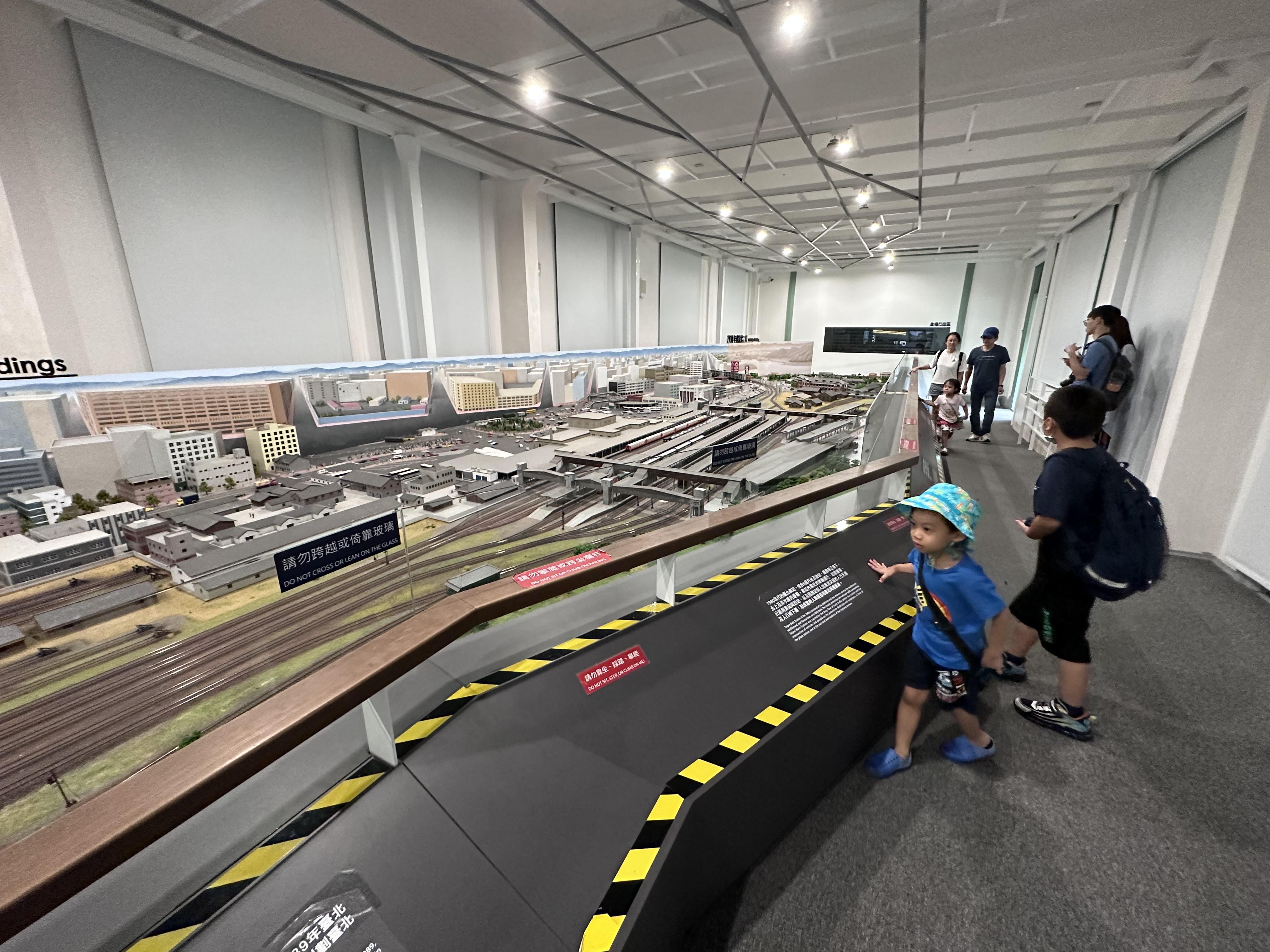 常設展品包括鐵道動態模型,以1/80比例縮小80年代的台北車站。