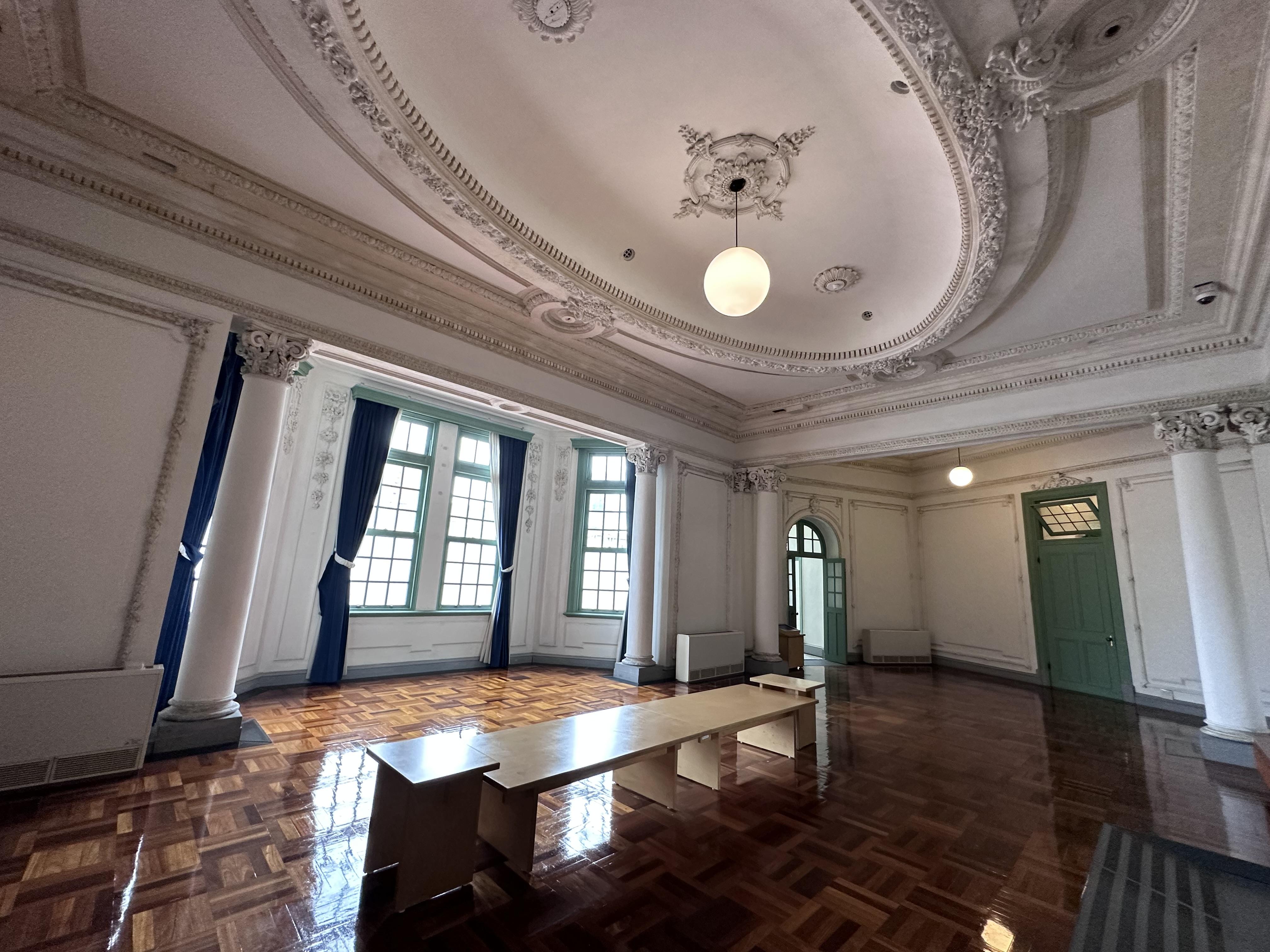 2樓大廳有台灣少見的橢圓形天花,華麗如電影場景。