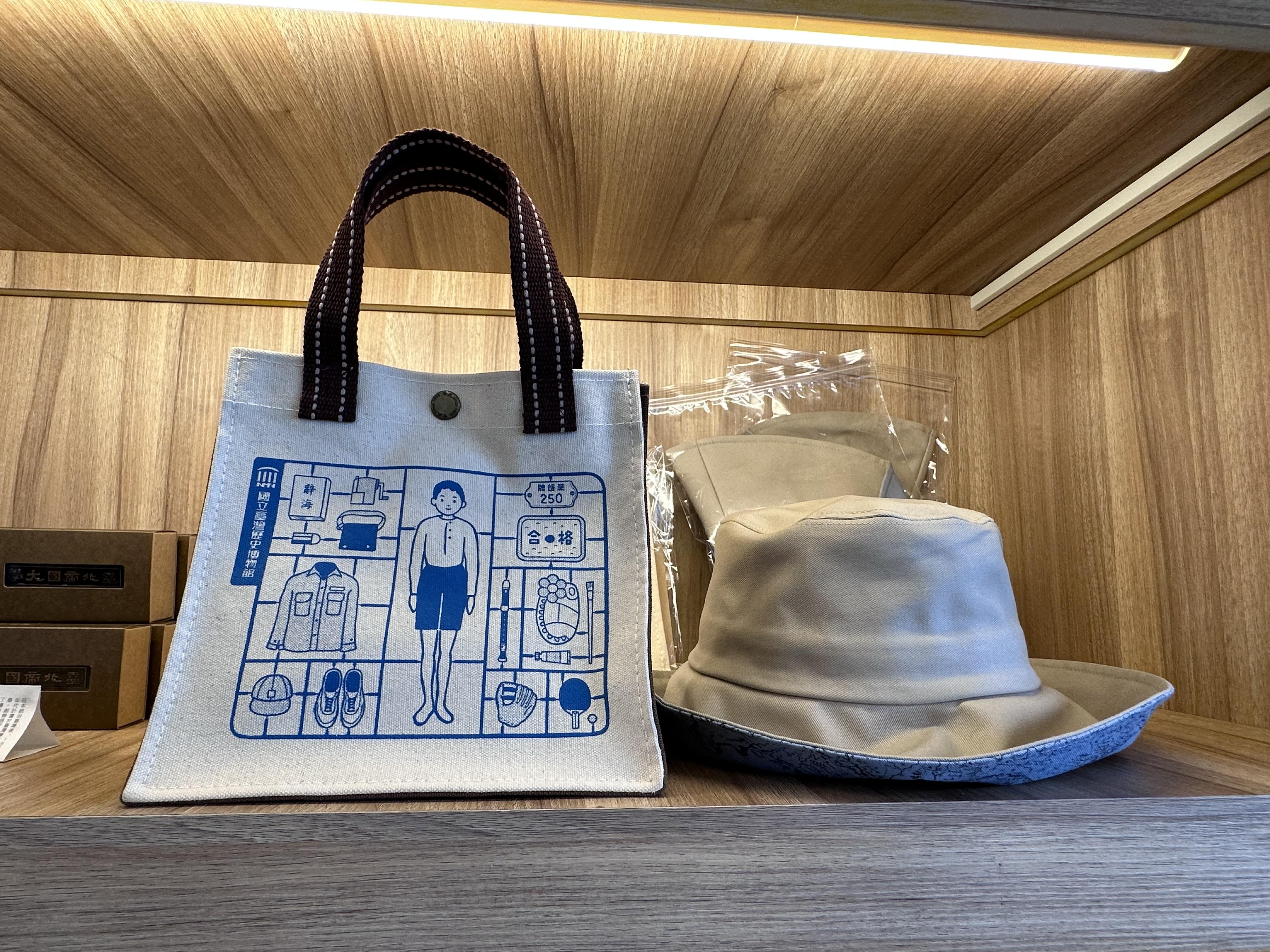 紀念品店,有很多富設計感的鐵道部限定精品。提袋NT$380