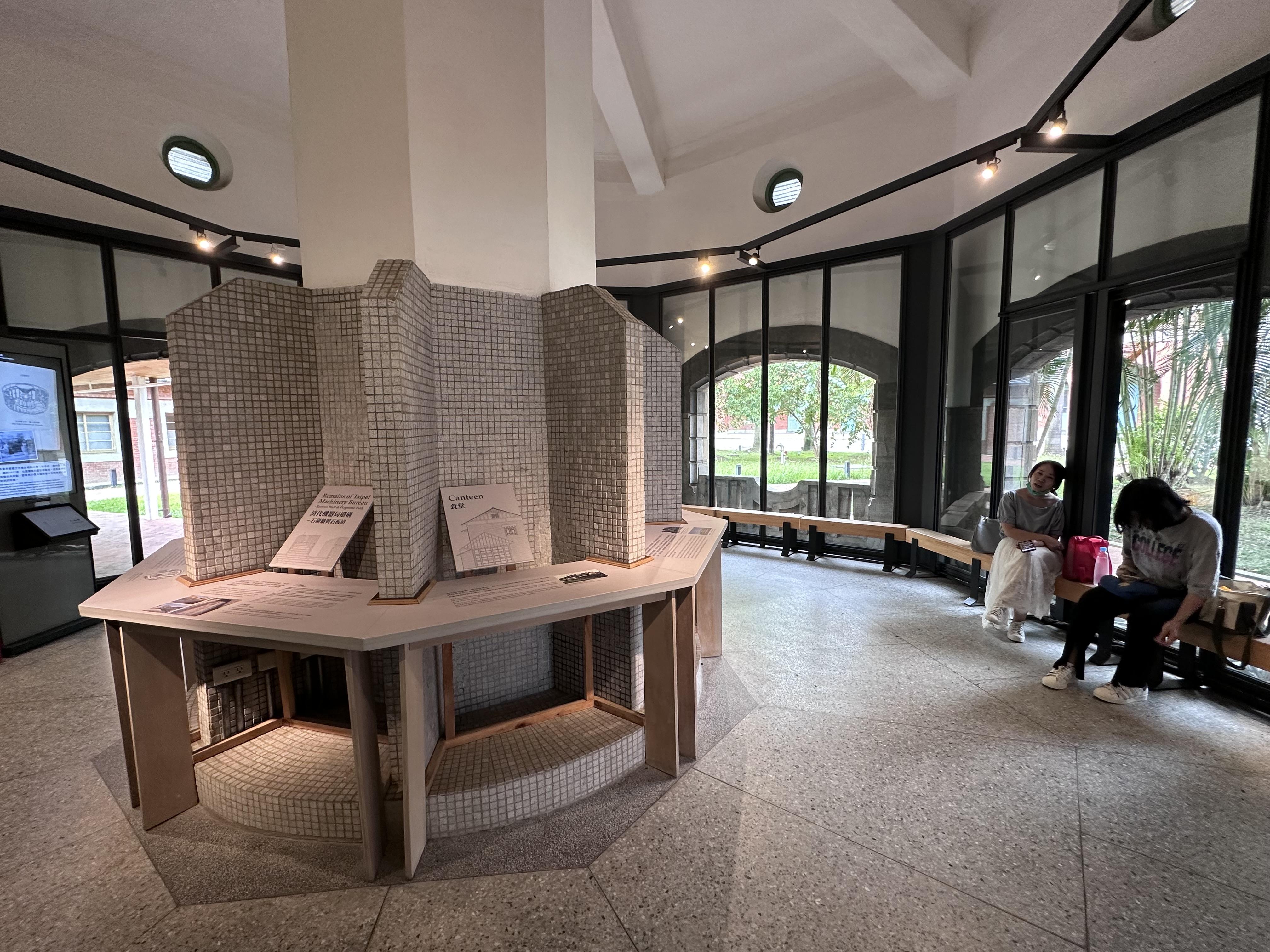 傘形建築的「八角樓」,原為昔日鐵道部職員專用的男廁。