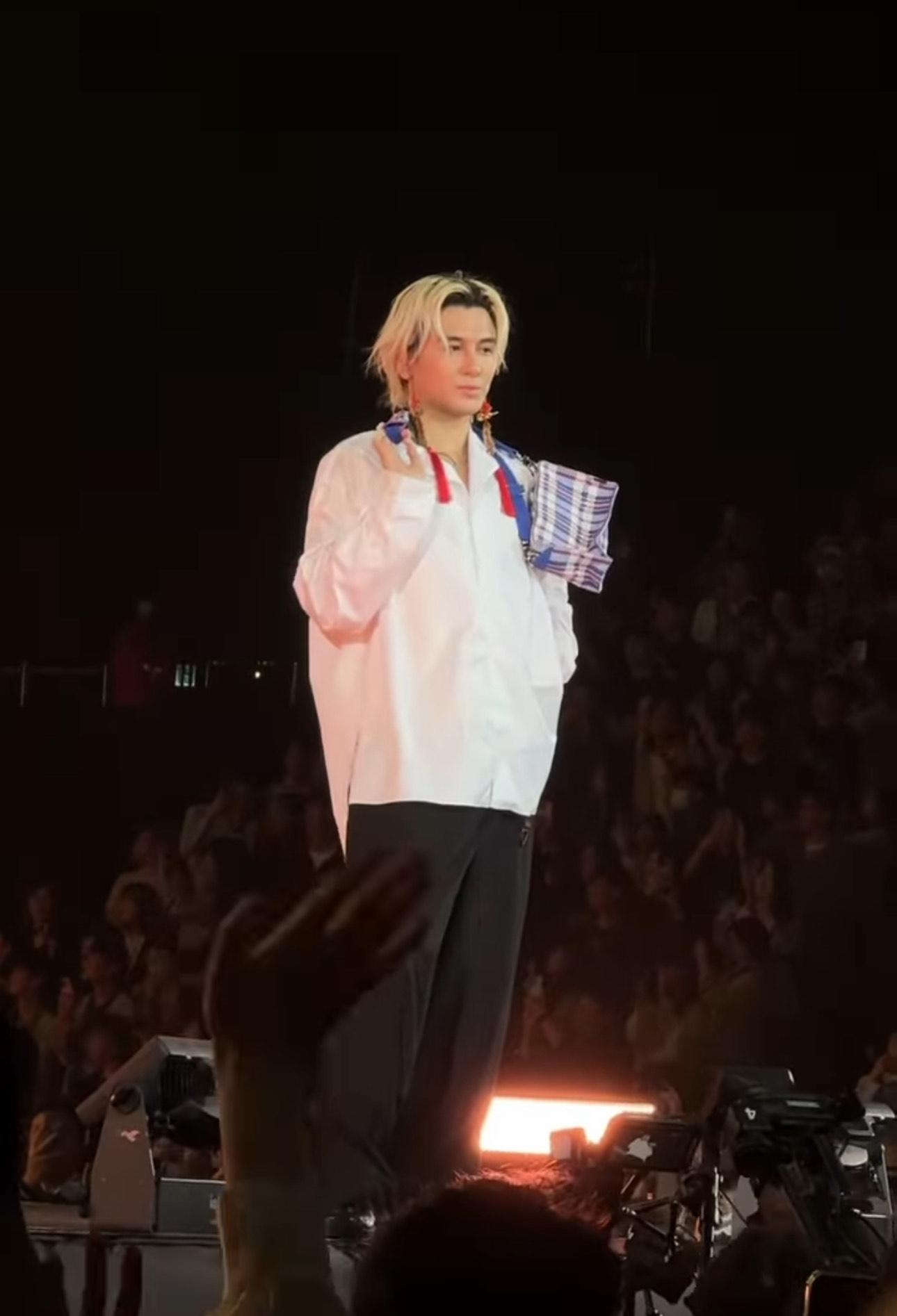 藤井風尾場就戴上中國風耳環及紅白藍膠袋謝幕。 (網上圖片)