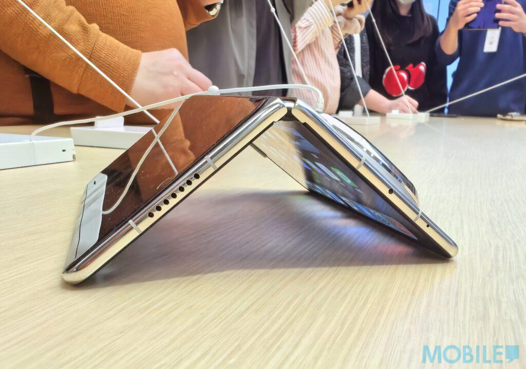 華為Mate X6手機鉸位半開時機身接位緊密,框體完成度相當高。(MobileMagazine圖片)