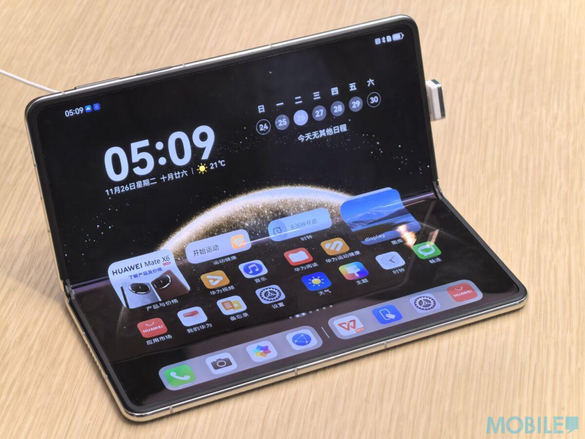 華為Mate X6手機除鏡頭突出部份外,整體厚度僅為 9.85 mm。(MobileMagazine圖片)