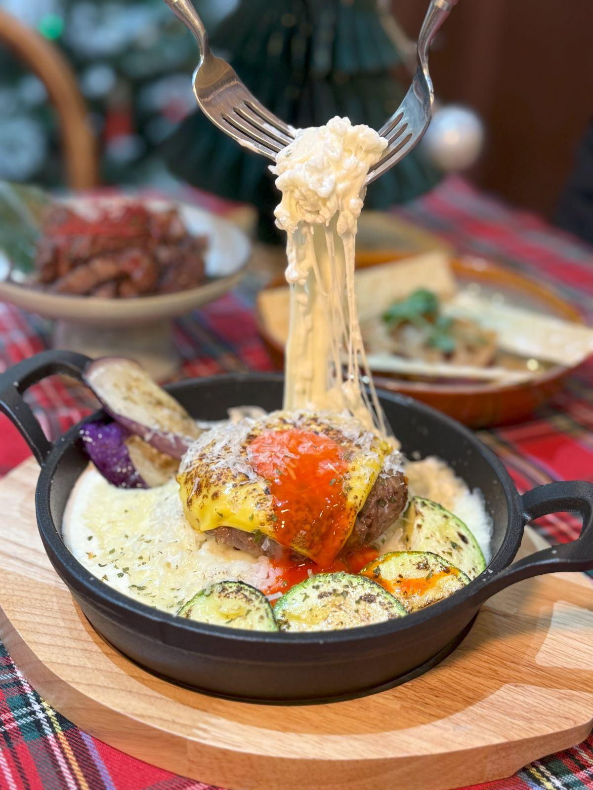 鐵板燒三重芝士和牛漢堡飯(另加$30)