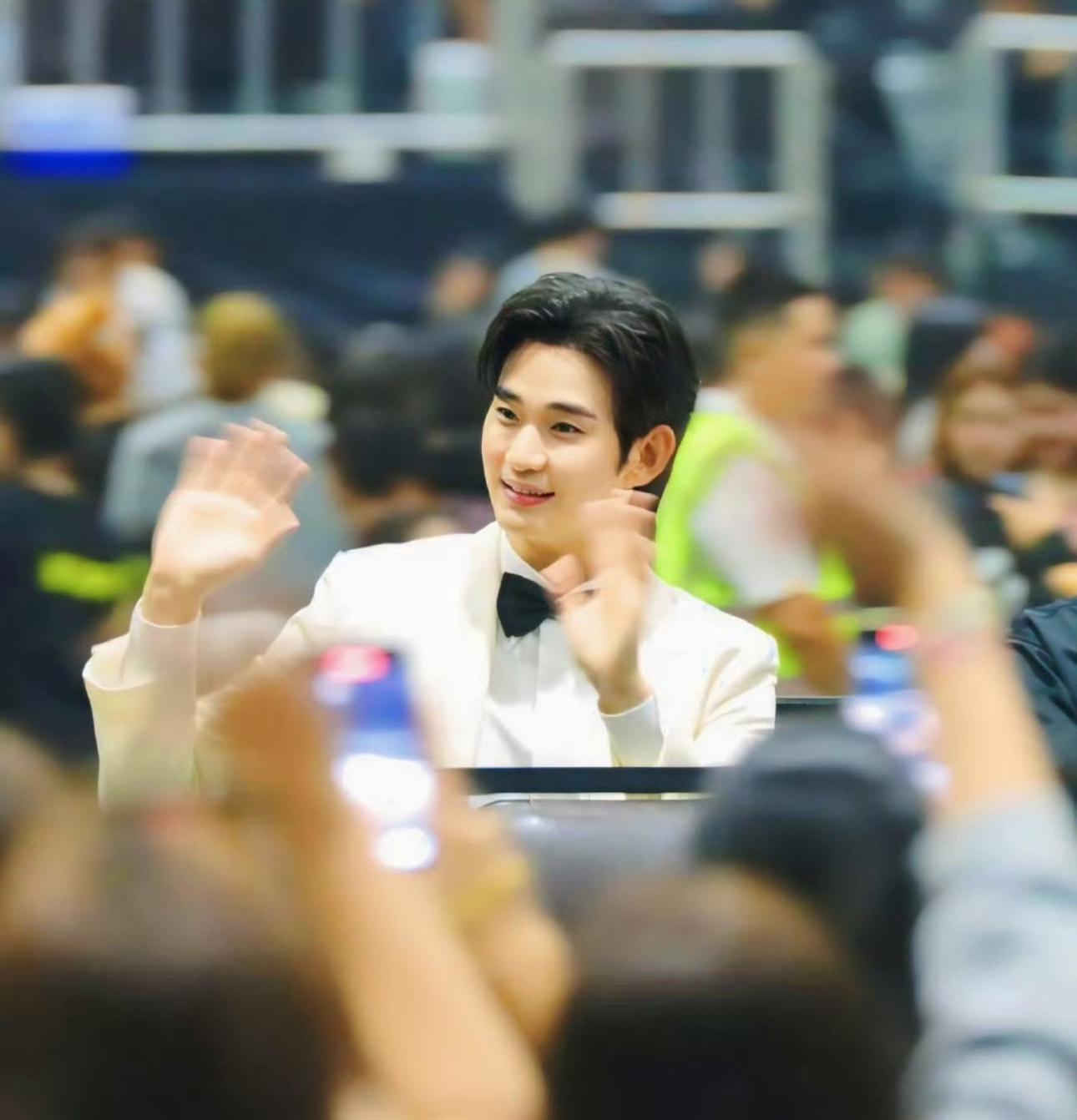 金秀賢飛抵泰國出席Asia Artist Award。