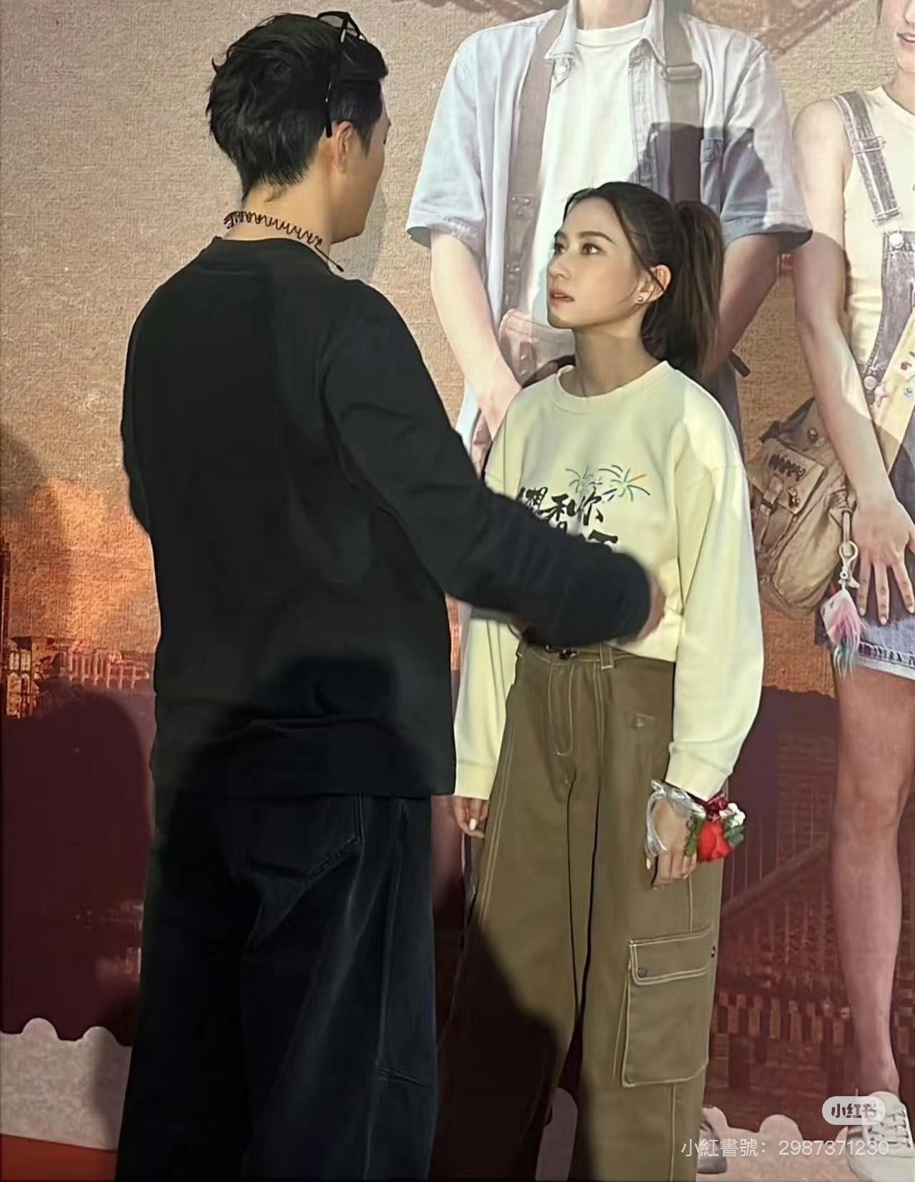 二人又情深對望,十分甜蜜。