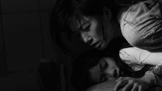 田蕊妮和杜汶澤透過電影公司安排,先睹為快在家中欣賞劉青雲的新作《爸爸》。