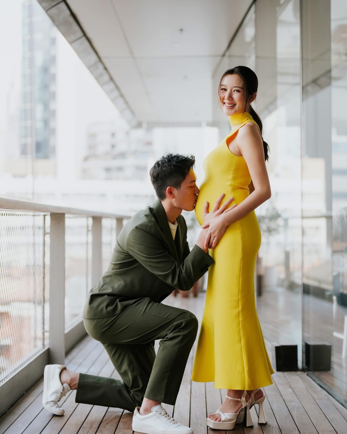 盛勁為單膝下脆,親吻老婆的巨肚,場面溫馨。