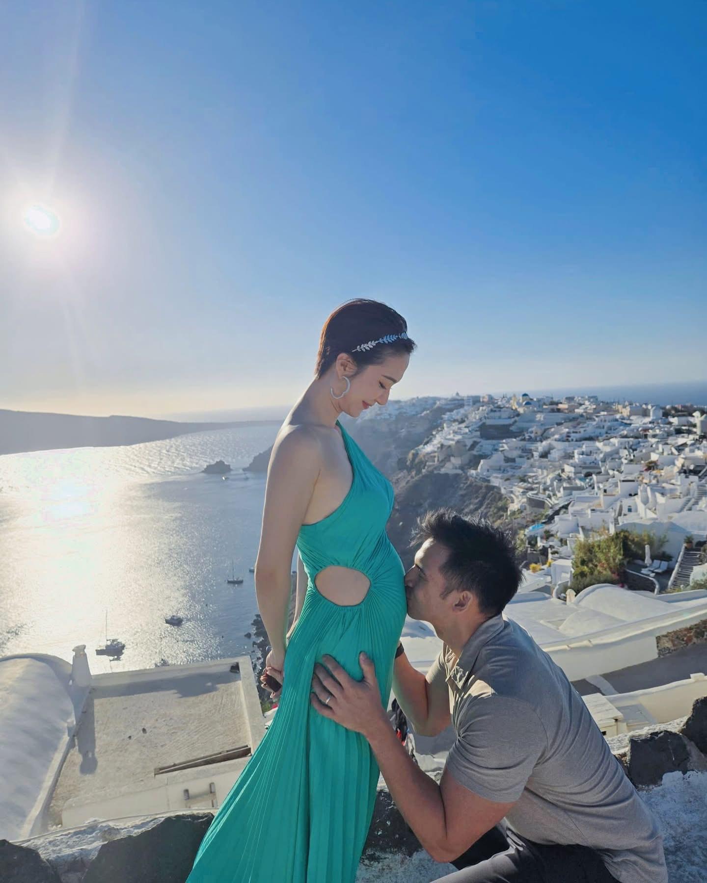 二人在希臘的靚景下互相擁吻。