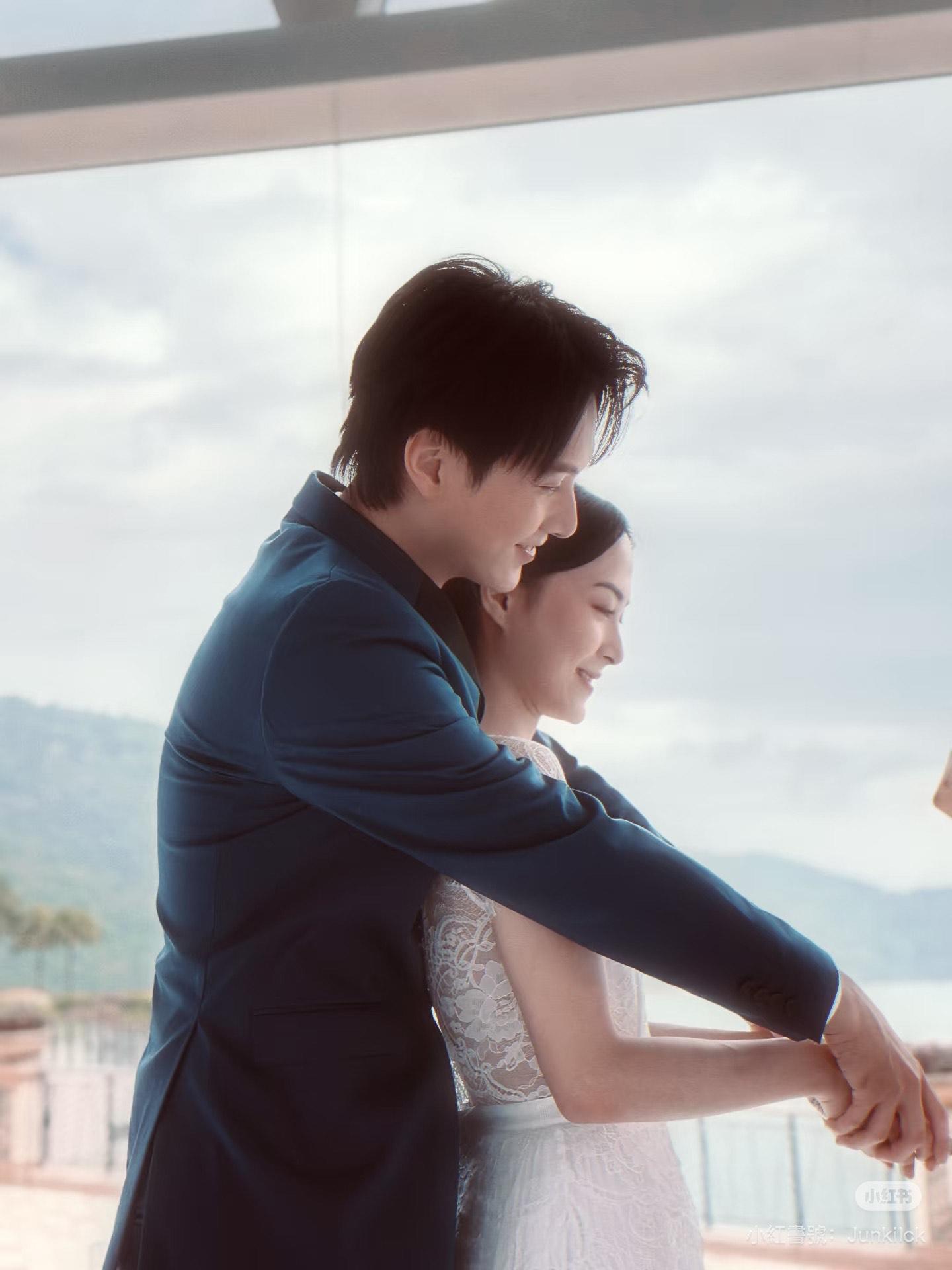 二人的「婚照」相當甜蜜。