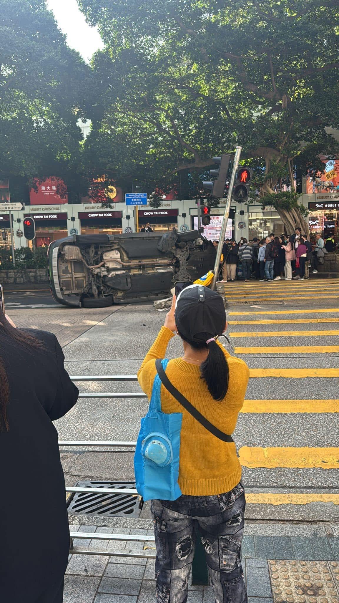 私家車撞向燈柱後翻側「自炒」。