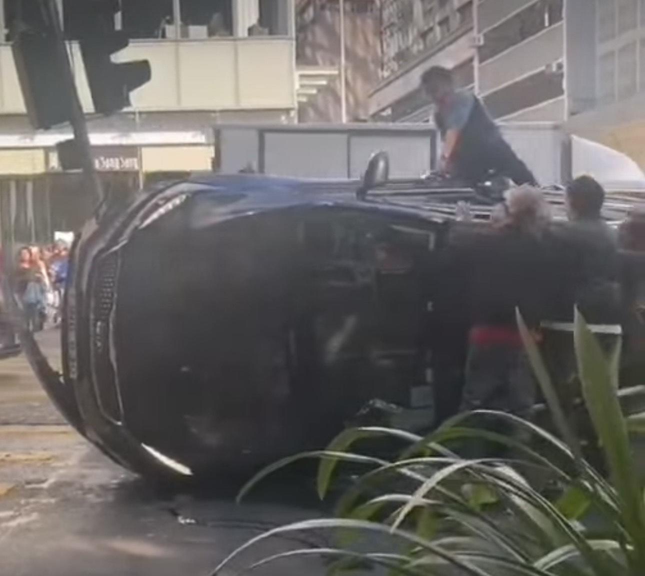 6名熱心市民合力開車門救人 。