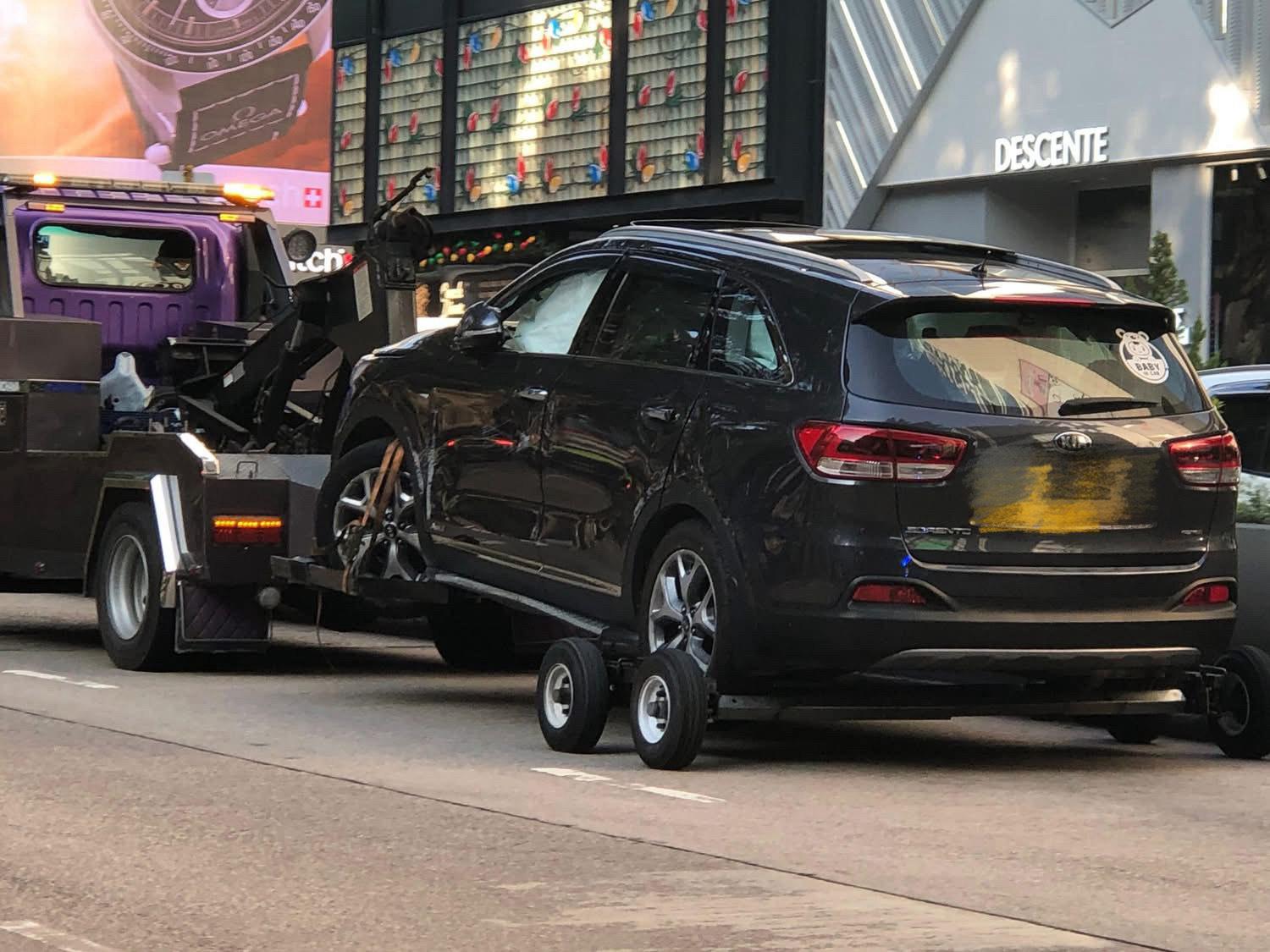 江若琳座駕被拖車拖走。